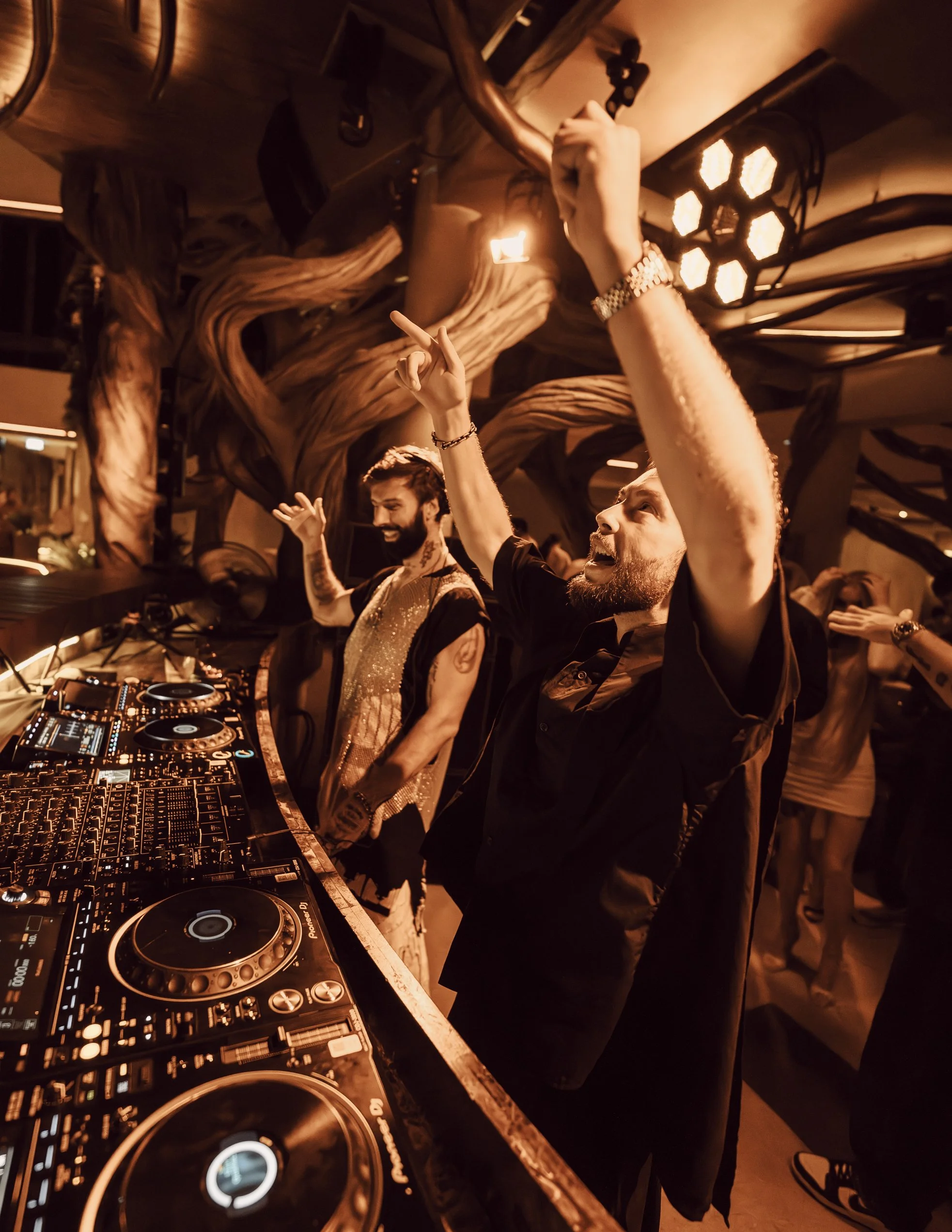 SUNORA REUNITE WITH LEE BURRIDGE FOR ‘MAN WITH A GUITAR’ ON ALL DAY I DREAM