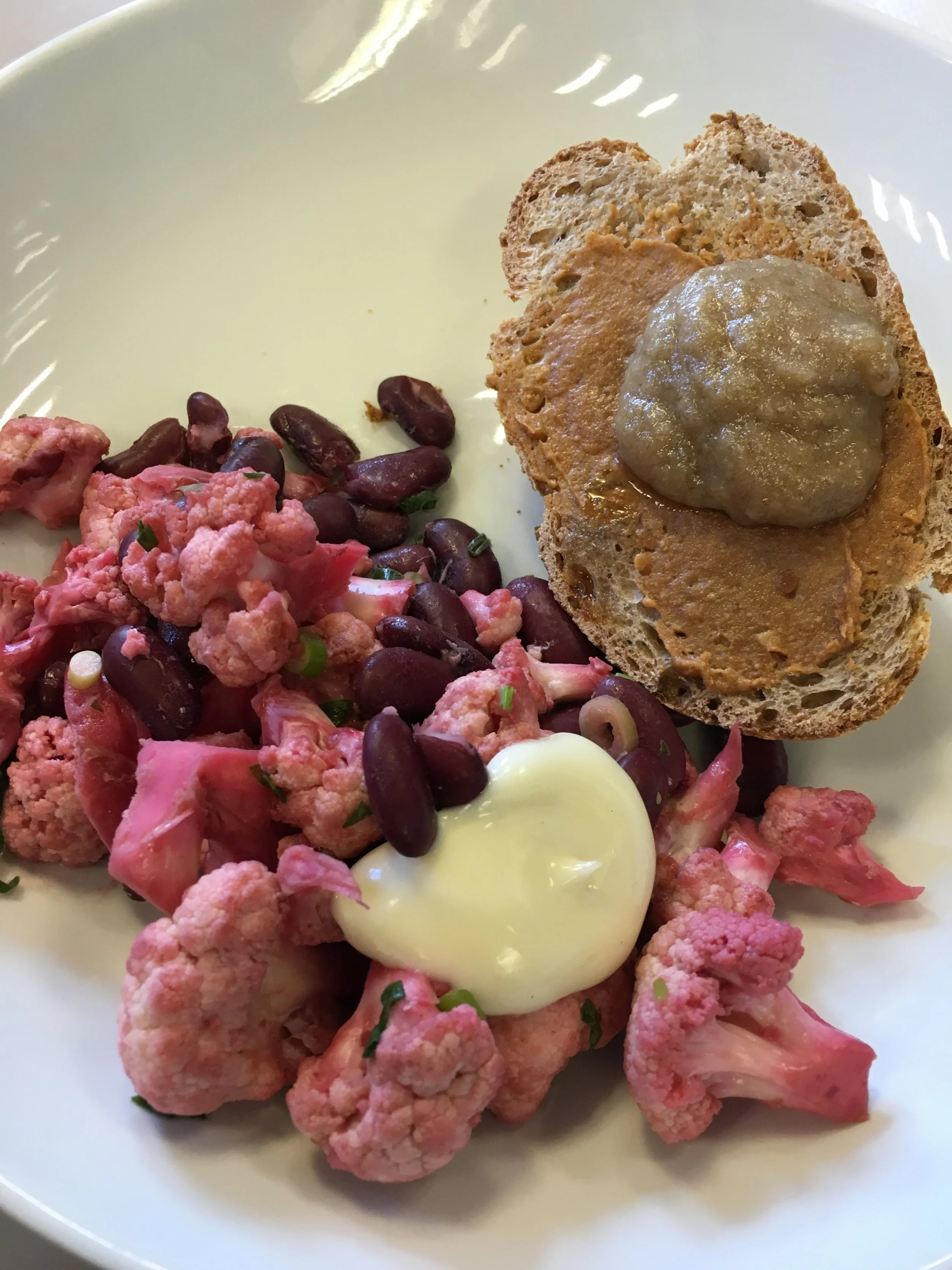 Lunch made for a friend's office, here's the description: cauliflower marinated in juice of beetroots, kidney beans with tarragon, sandwich with peanut butter and toffee of banana, cane sugar and Madame Jeanette hot peppers