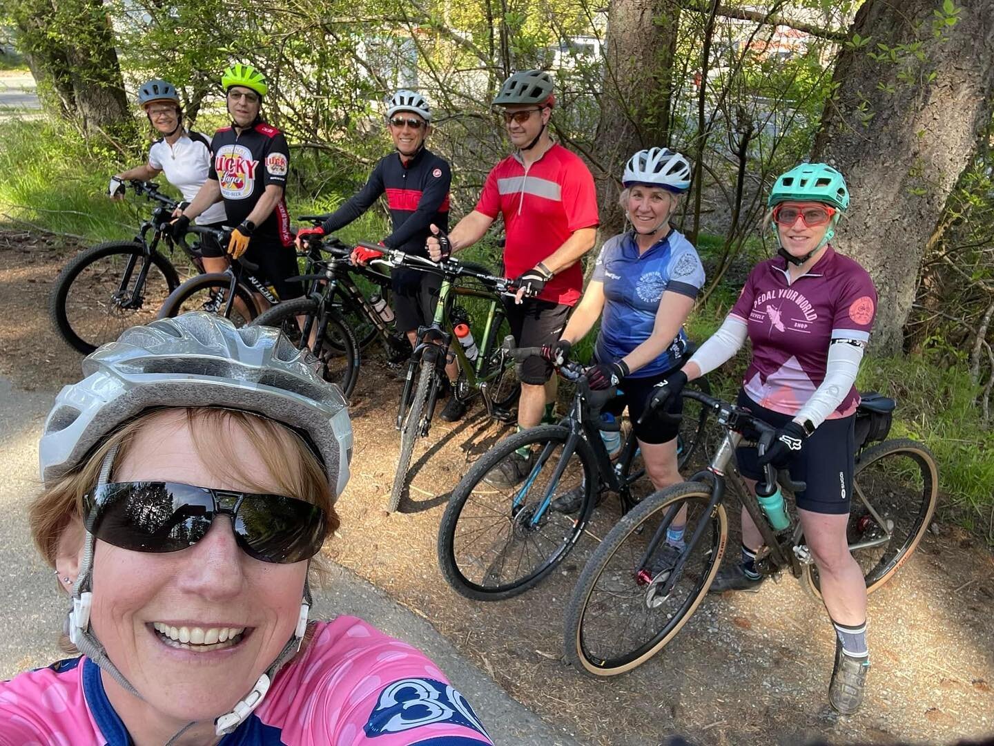 📸 @ammcdona_85 

Groading with the #rivercitycycleclub lead by @dirtgravelpavementsnow - adventure awaits!!

#rivercitycycleclub 
#rivercityflowriders 
#rccc
#groad #gravel #gravelbike 
#gonegroading #gravelroad #backroads #adventure 
#groupride
#we