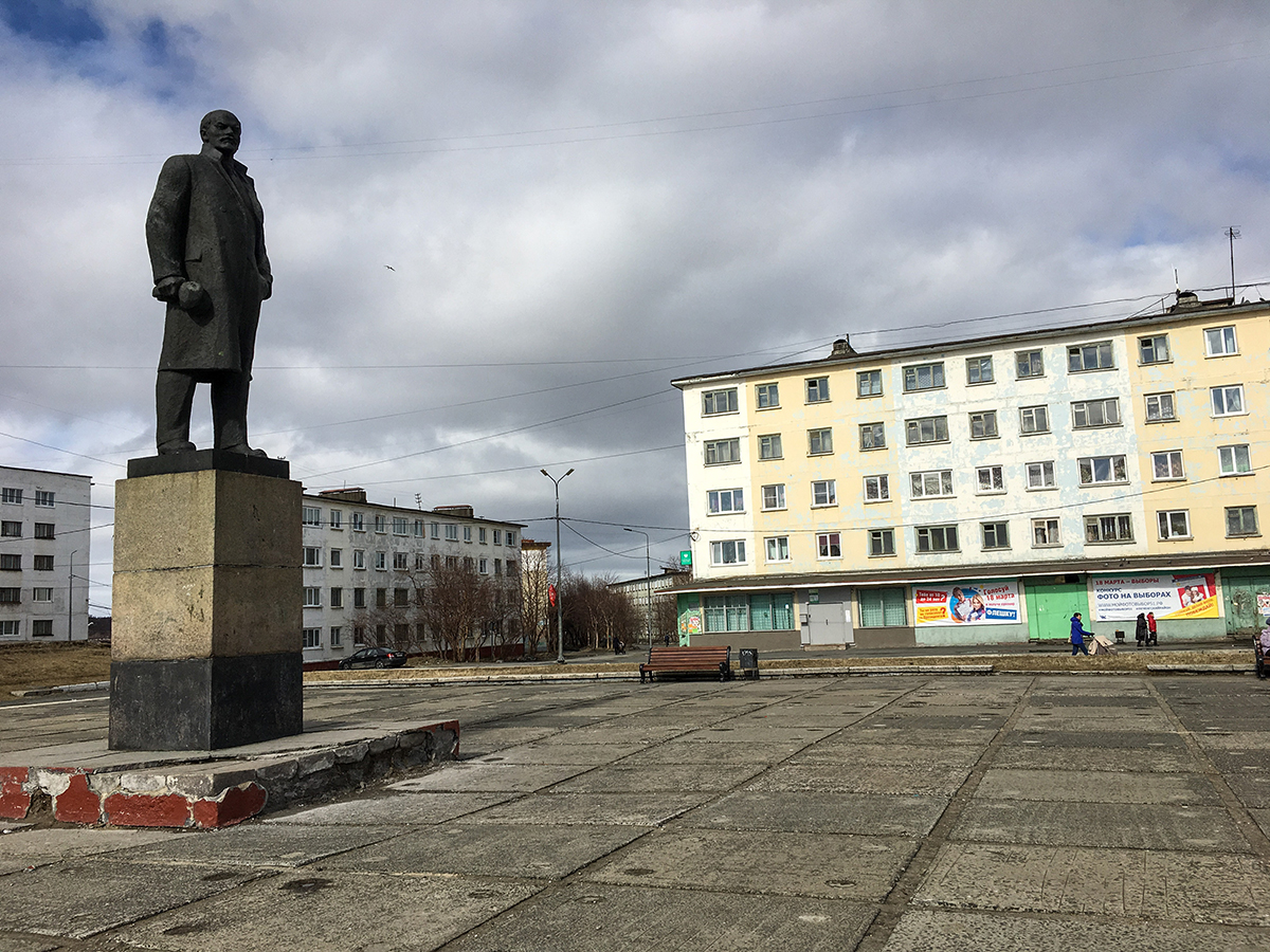 A statue of Lenin in the town of Nikel