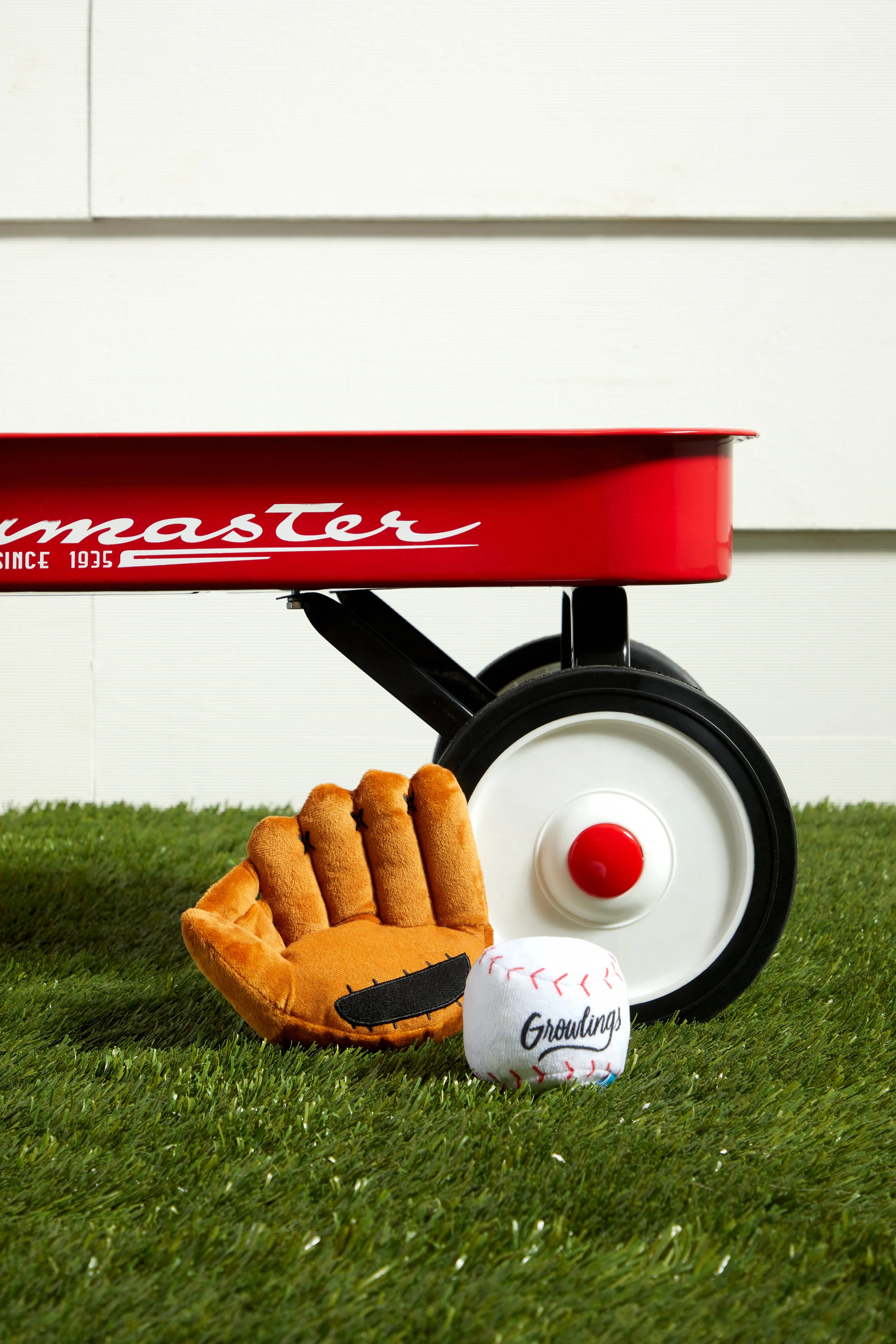 RETAIL GROWLINGS-BASEBALL-GLOVE STYLED-PRODUCT 0193.jpg