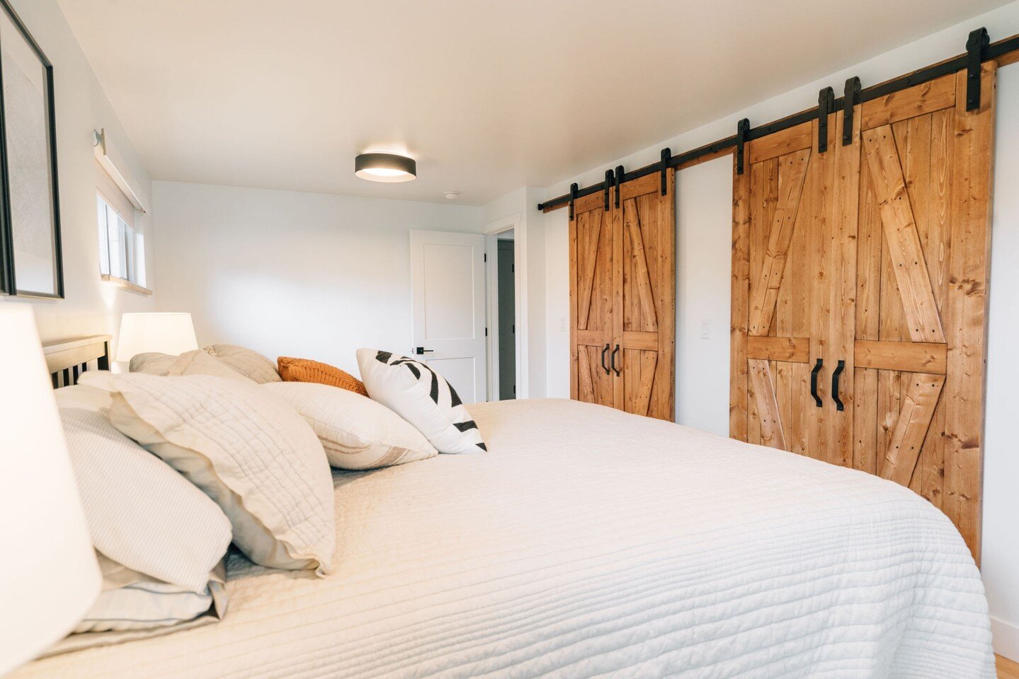 In this primary suite, we were challenged to use space wisely. To get this couple his and hers closets, we suggested barn-style doors to maximize visual impact and get easy-to-open access.

#denverdesigner #primarysuite #closetinspo #closetswelove #b