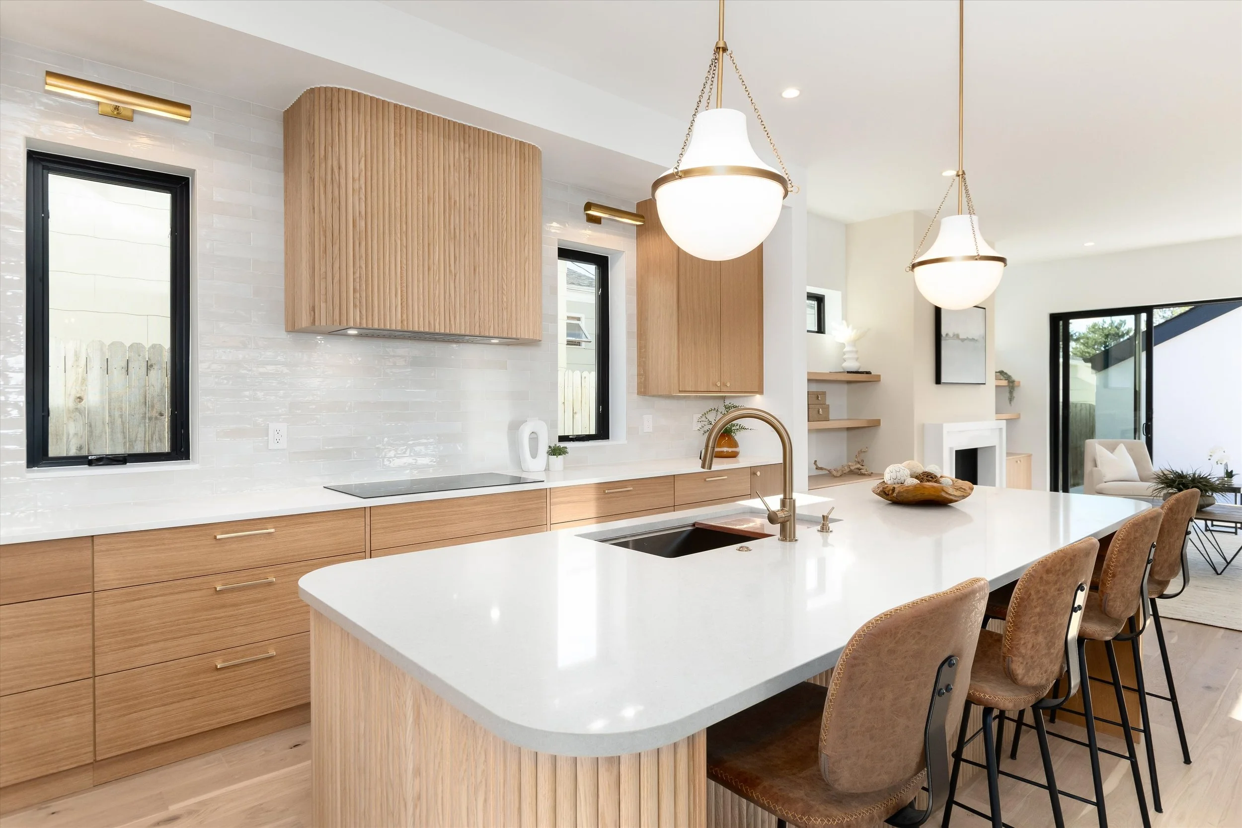 33-18-Kitchen & Breakfast Bar.jpg
