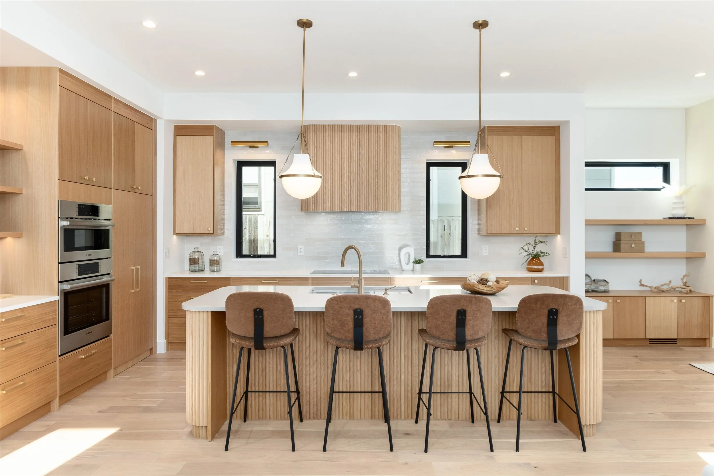 31-16-Kitchen & Breakfast Bar.jpg