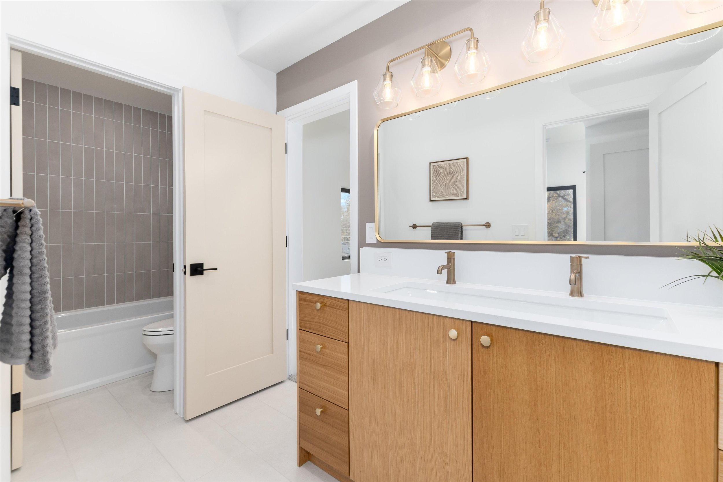23-41-2nd Bathroom.jpg