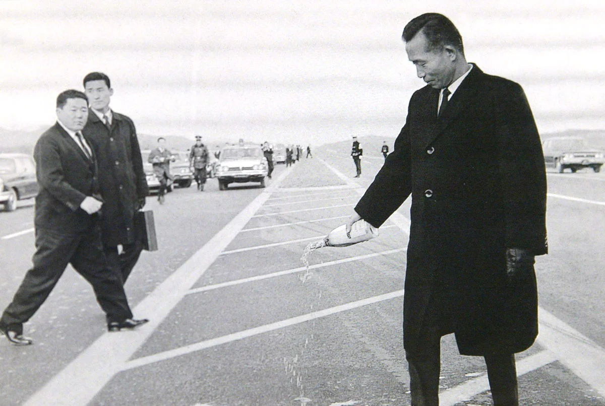 Park Chung Hee pouring champagne to commemorate the opening of the Yongin–Seoul Expressway (1968) Photo Credit: Yonhap News