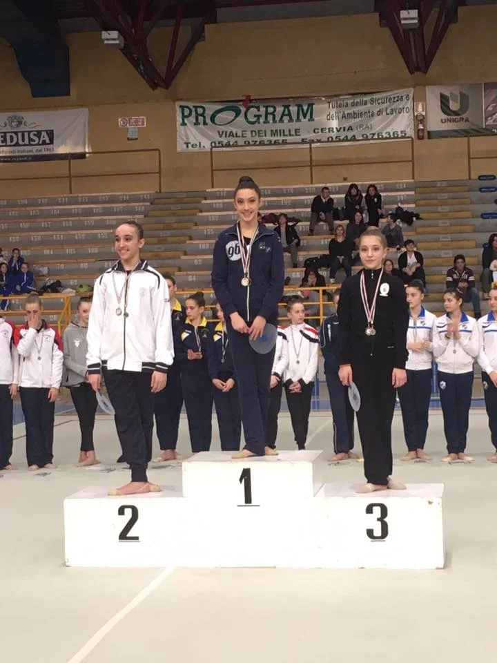 CHIARA SOLAINI SUL TERZO GRADINO DEL PODIO ATTREZZO CLAVETTE