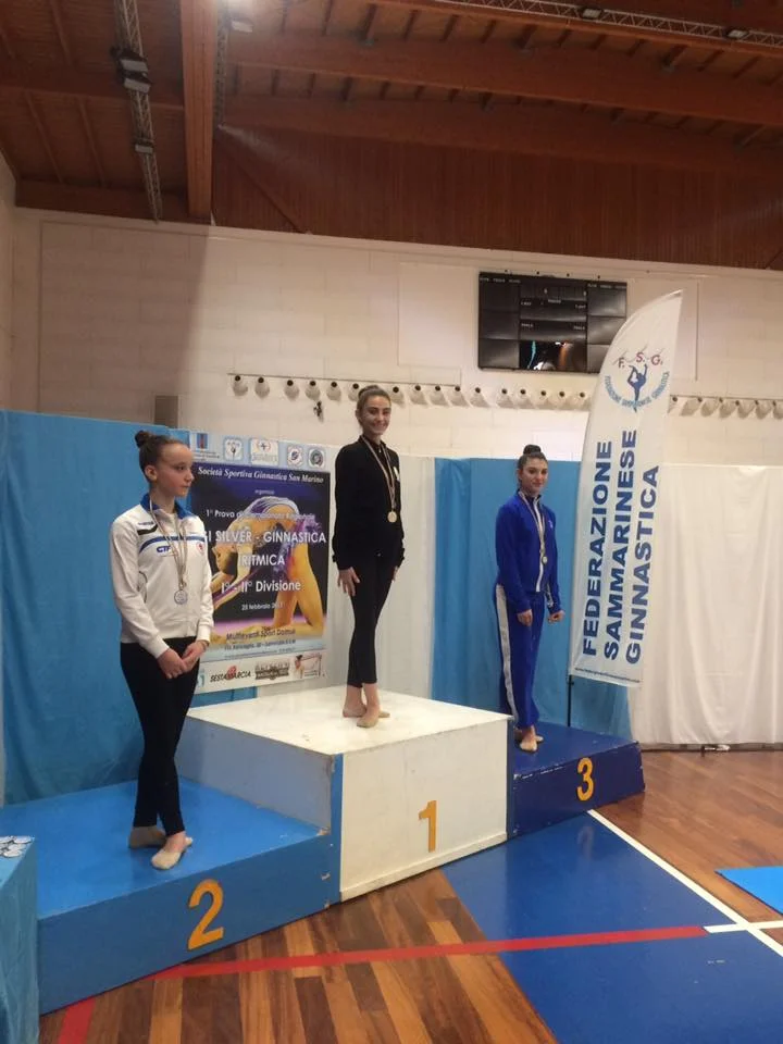 giulia sul primo gradino del podio