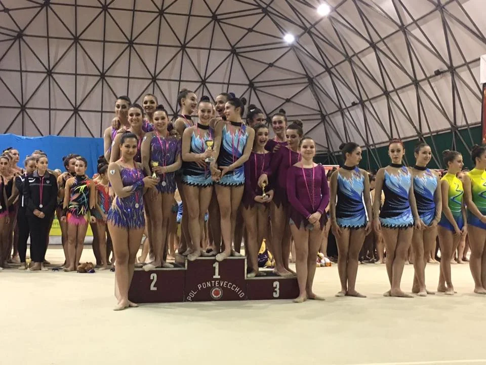 SQUADRA 5 NASTRI SUL SECONDO GRADINO DEL PODIO