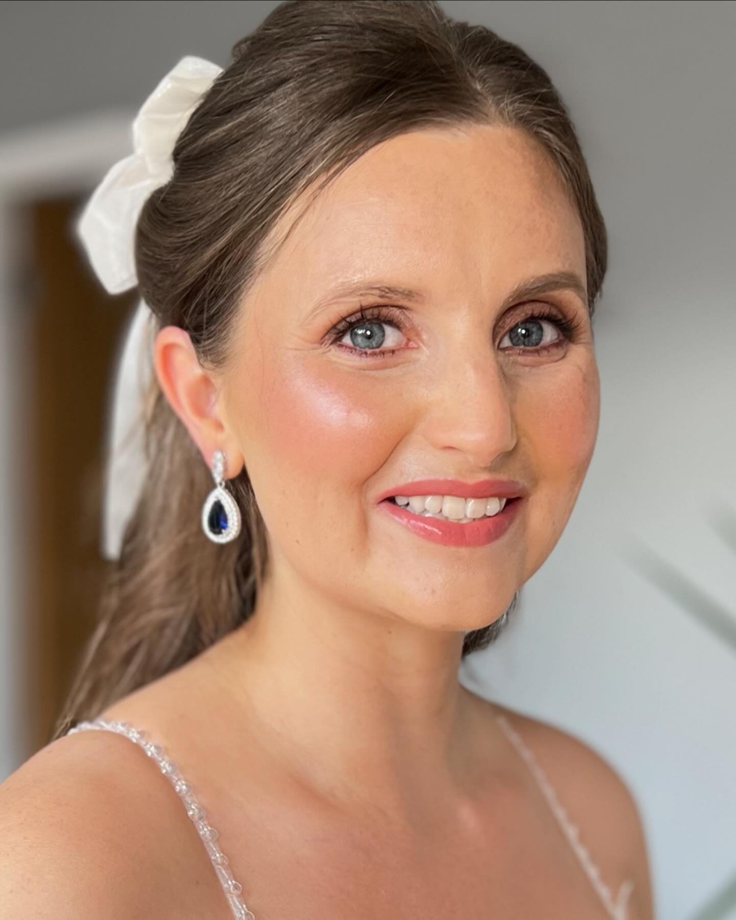 Today&rsquo;s ABSOLUTE BEAUTY! Lovely Lauren. 

Key products for this rosy bridal glow:

@charlottetilbury Flawless Filter, Pillowtalk lipliner &amp; Wedding Belles lipstick
@lancomeofficial Teint Idole Foundation
@hourglasscosmetics Vanish Concealer
