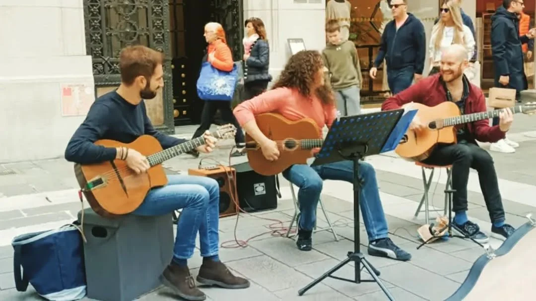 Had a great day busking in Trieste with the local gypsy jazz-ers!
I am honestly trying to think of a more inspirational caption to this picture but I think the fun and joy is clear.
So I shall leave it here!
More gypsy jazz in Trieste, starting from 