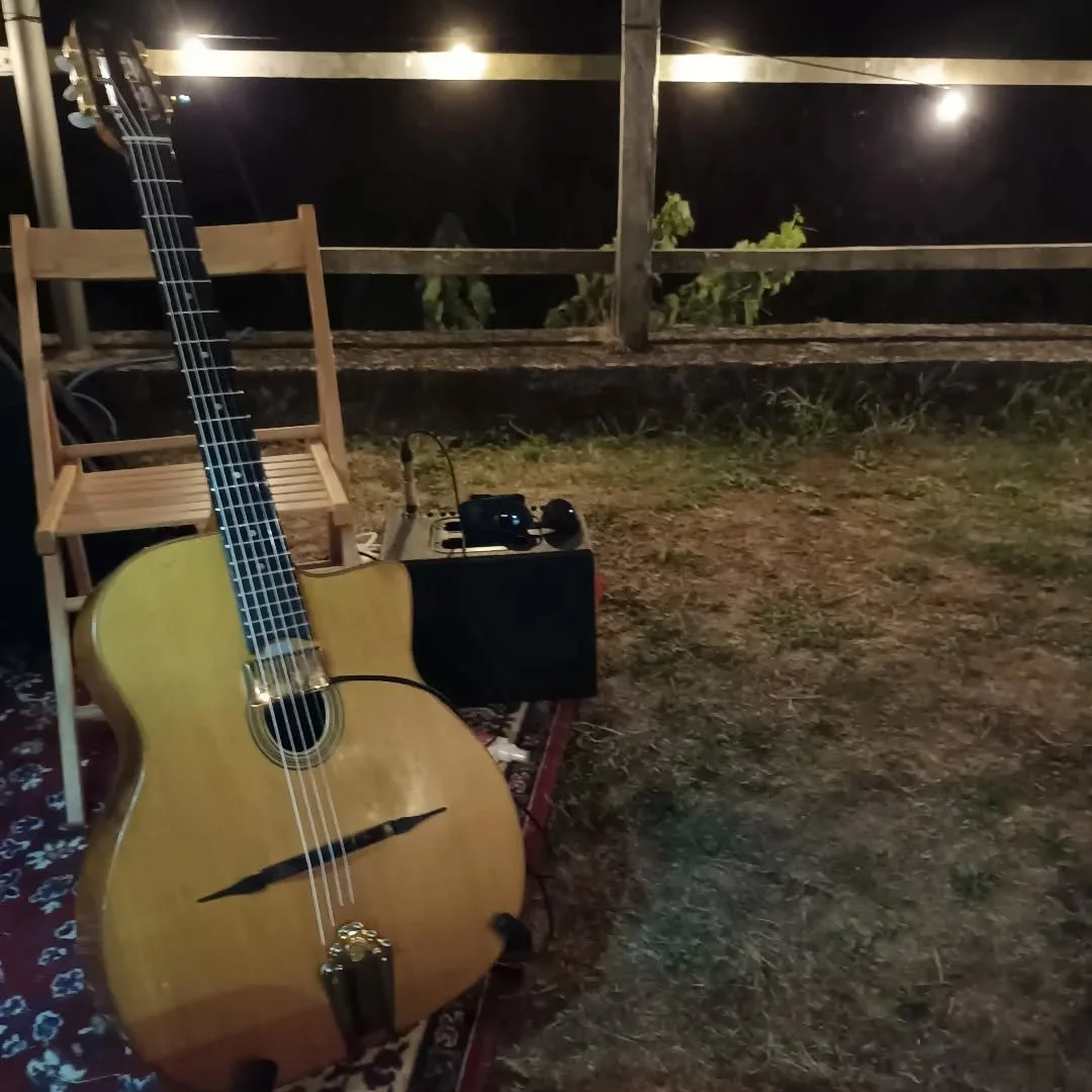 Lovely event at @klin.vina in duo with Cristiano Devitor - loads of gypsy jazz and swing, in a beautiful surrounding vineyard.
To more music in Trieste!
#gypsyjazztrieste #gypsyjazztrieste #manouche #selmerguitar #prosecco