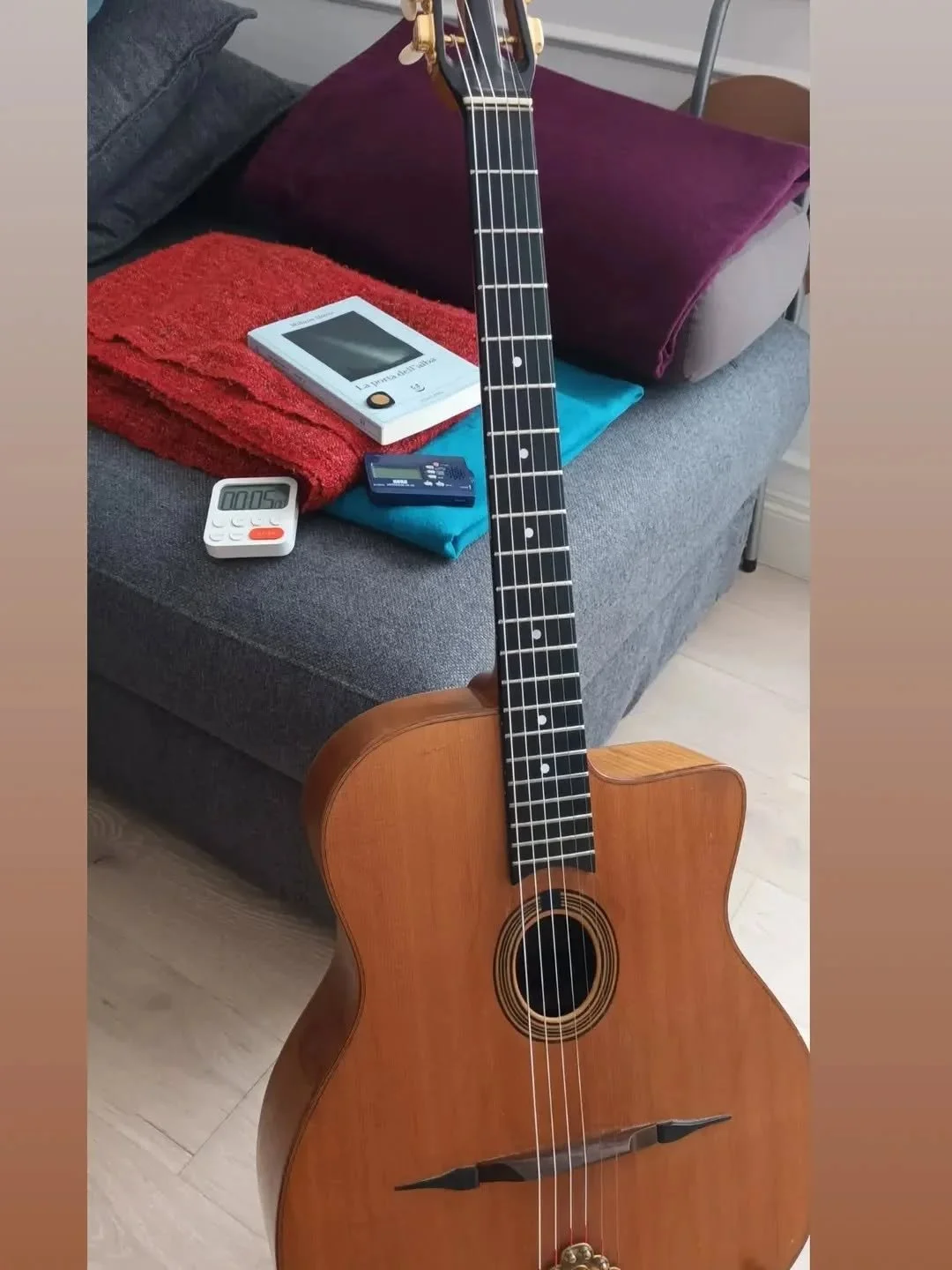 The perfect storm of two big positive life changes, brought a 2 months stop from music.
Yes, you do loose calluses. Yes you recover quickly.
A bit of quiet, some time off from the job - yes, a real job, gosh - a sprinkle of inspiration from insta and