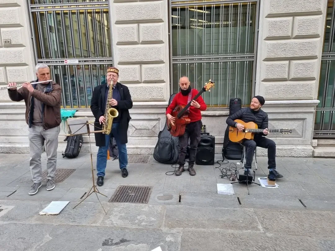 Busking season officially on, most weekends you will find me playing with @crveni_most and @lunaswing42 
If there are no venues then we shall take it to the street!
At least, musically.
Keep on playing and practicing
#triestejazz #triestelivemusic #a
