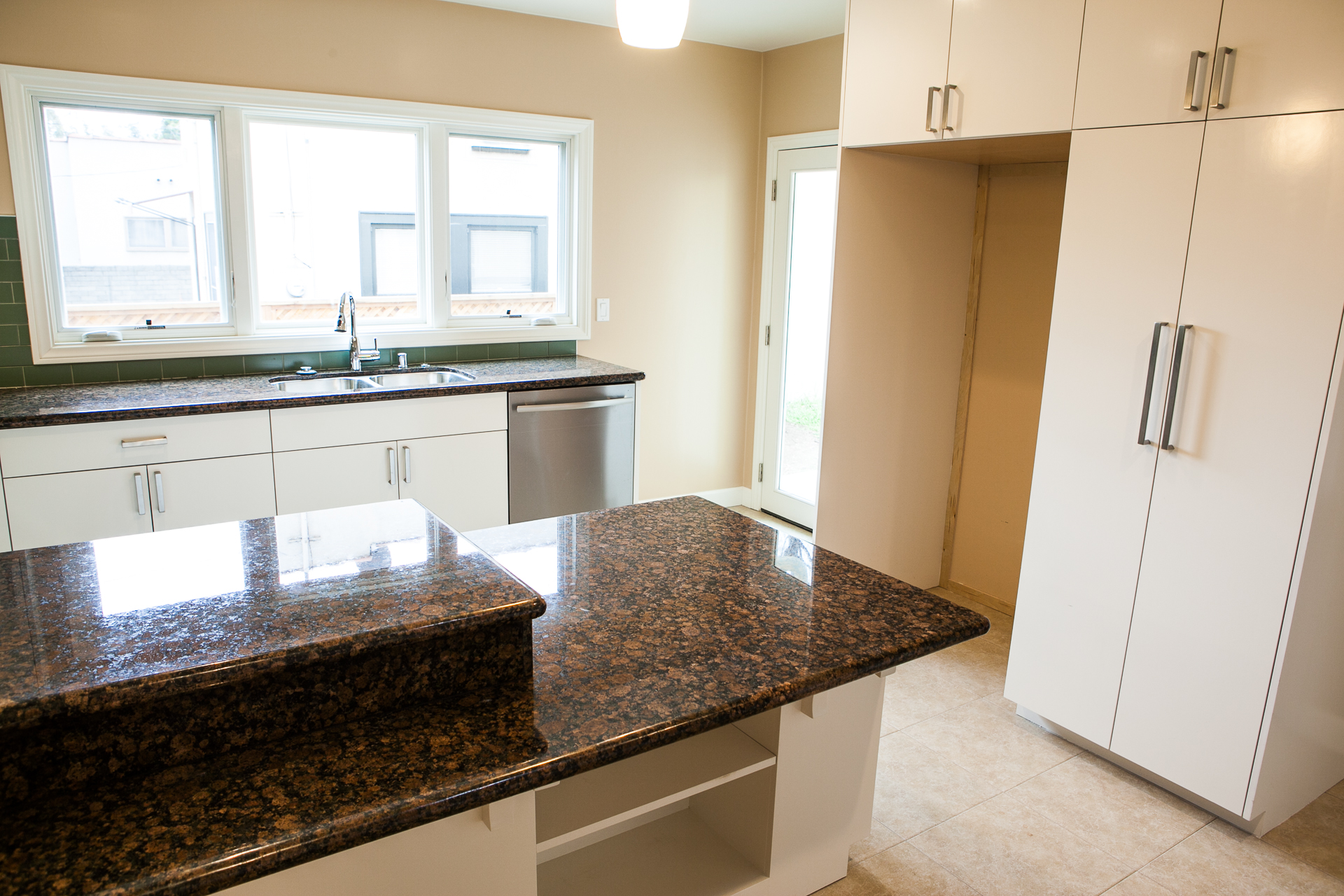 Kitchen with refrigerator niche pantry