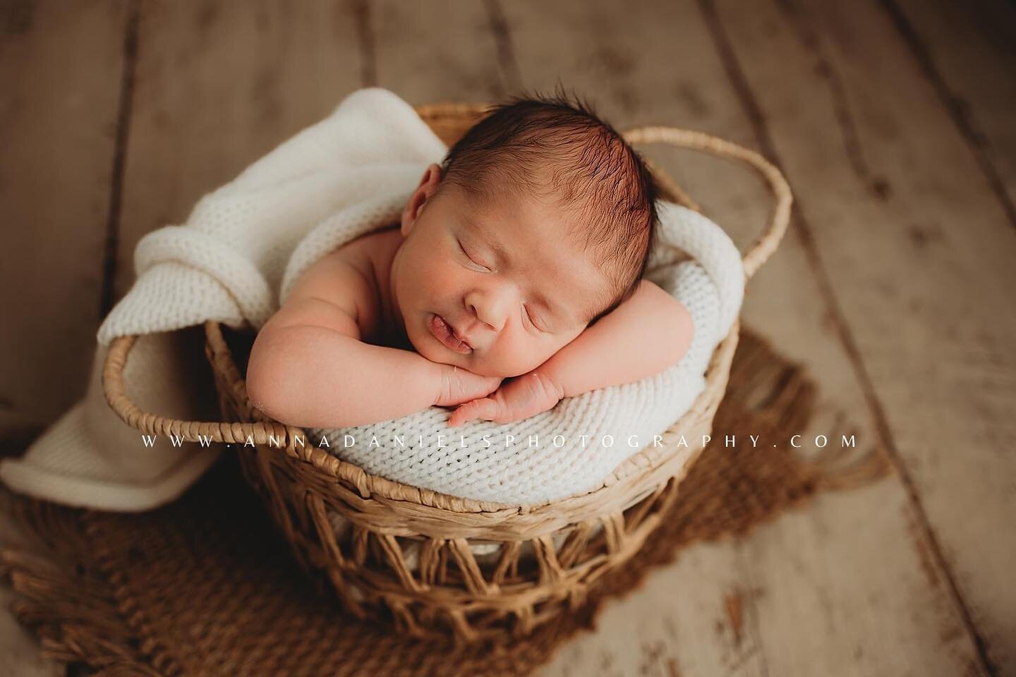 I am trying to do a better job of posting a little variety of everything (Maternity, family, milestone etc- I love it ALL!!) BUT- these sweet newborn babies just get me every time and I just have to share!!!! Sweet baby Jake! 

www.annadanielsphotogr