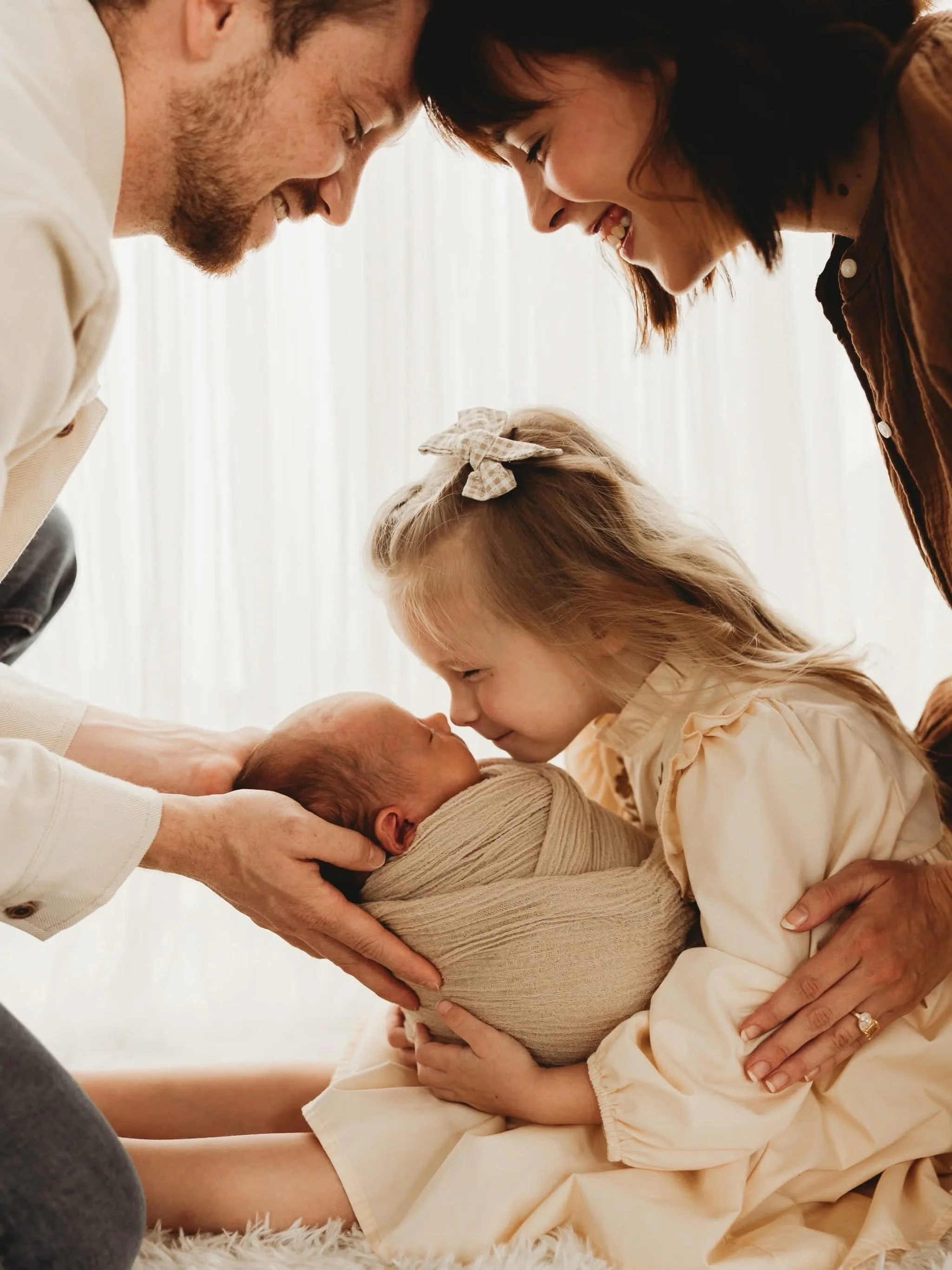 Sometimes big siblings need just a little help holding their baby sibling, and it&rsquo;s the perfect chance to get the entire family involved 😍 They easily become some of my favorite images 📸✨