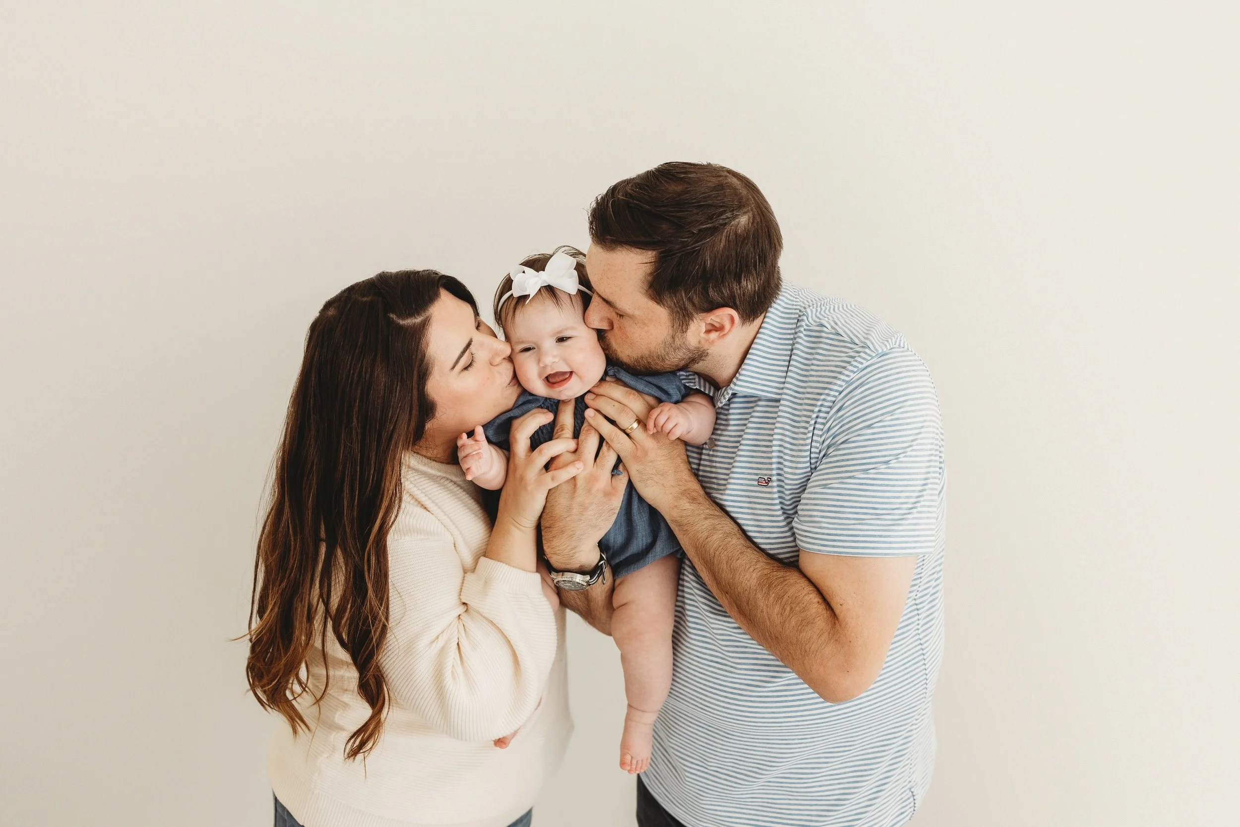 Another adorable milestone session from the last few months ! 😍😍 What a sweetie smiling so big with her Mama &amp; Daddy! 

www.annadanielsphotography.com