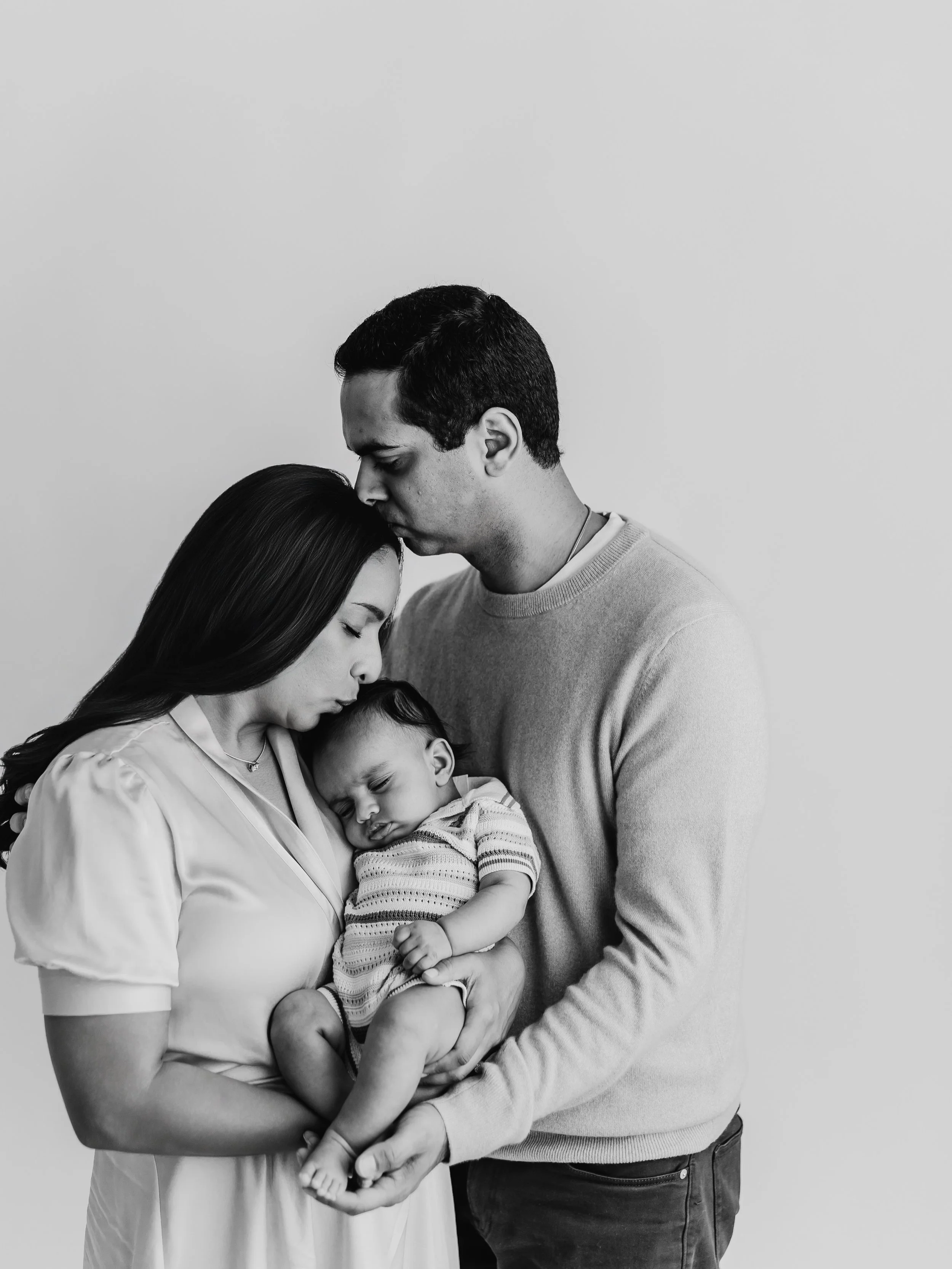 When your client never got newborn photos done, and baby is 3 months old &amp; falls asleep during an extended family generation session, you take advantage and get some sweet cuddly photos 😍😍😍😍
#heirloomphotography #middlegaphotographer #warnerr