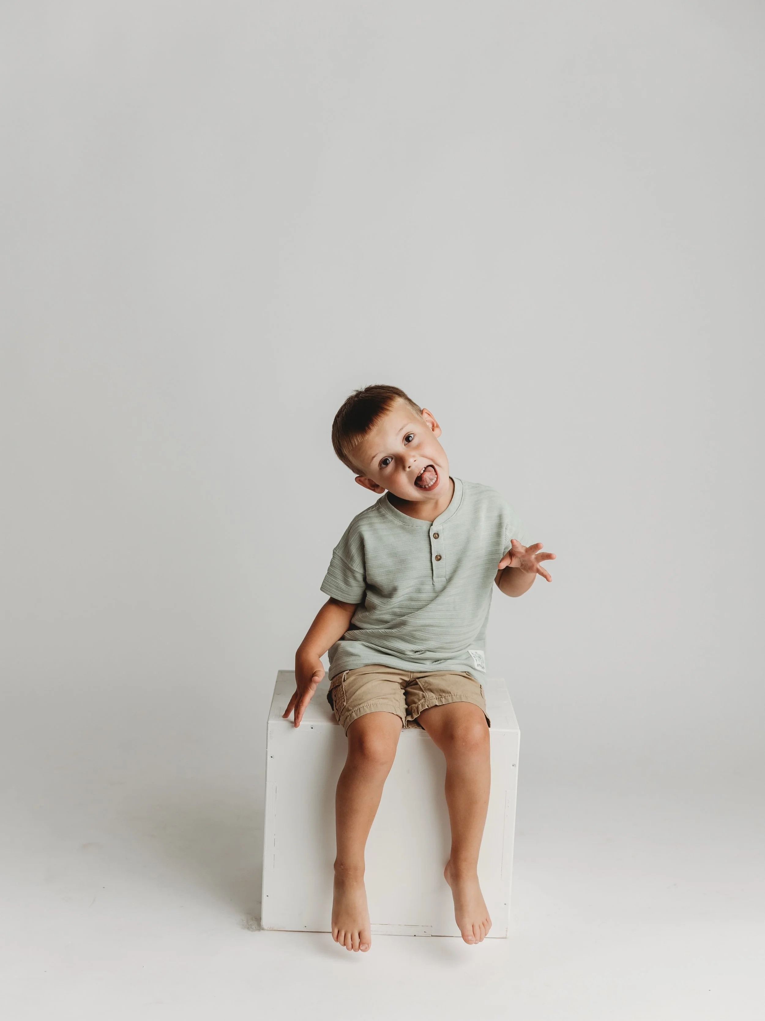 This motherhood mini started out a little chaotic&hellip;because kids are kids. 😂🤍

But here&rsquo;s the thing. I don&rsquo;t expect your kids to come into a session and sit perfectly still and smile at me.

I want them to move. I want them to play