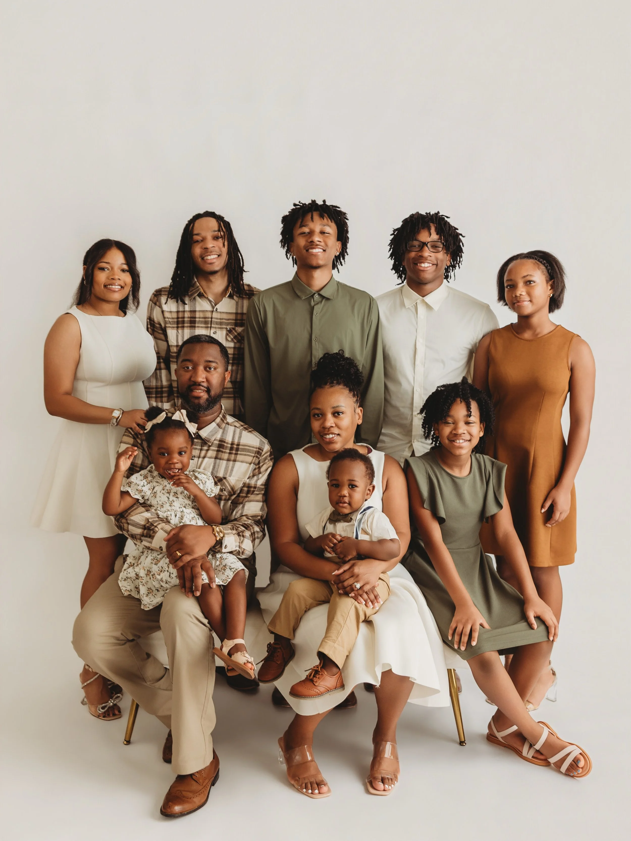 The most beautiful Heriloom family session 🫶🏼 What a blessed Mama &amp; Daddy! 

#perrygaphotographer #warnerrobins #middlegaphotographer #middlegafamilyphotographer #robinsafb