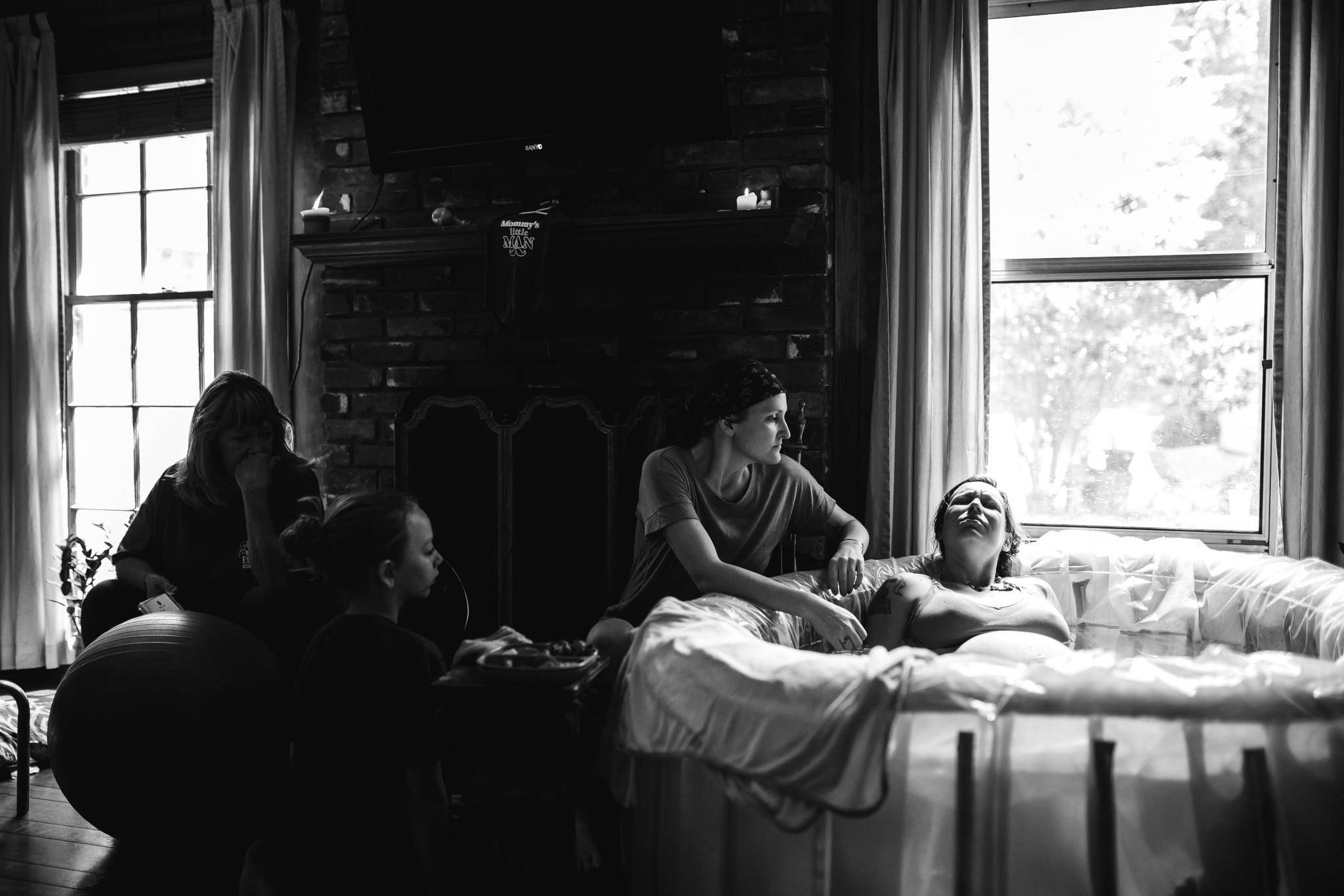 the-warmth-around-you-memphis-brith-photographers-in-home-birth (23 of 78).jpg