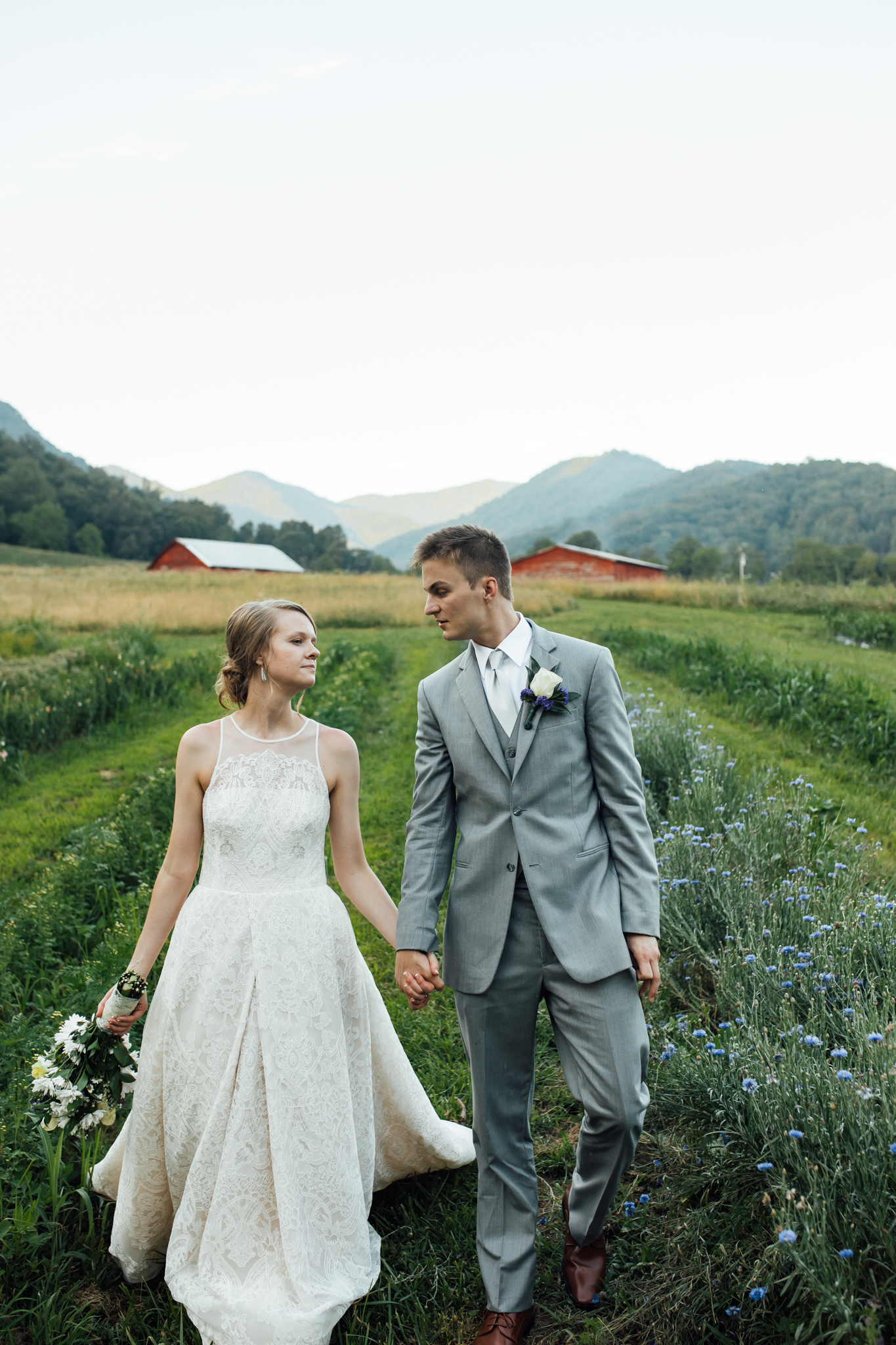 ashville-wedding-photographers-thewarmtharoundyou--backyard-asheville-wedding-mountain-wedding (187 of 244).jpg