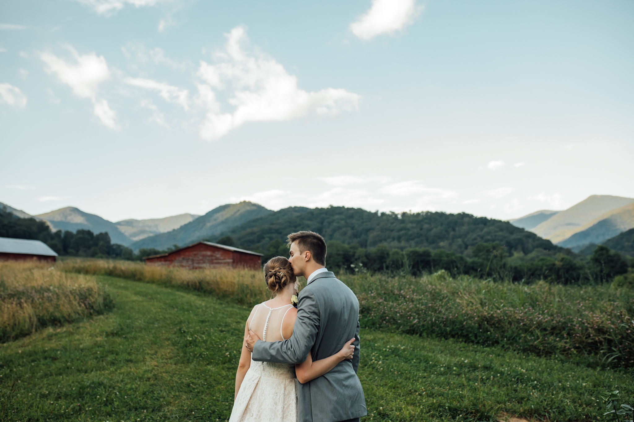 A Backyard Wedding At Ivy Creek Family Farm In Asheville North Carolina Hannah Michael Memphis Wedding Photographer
