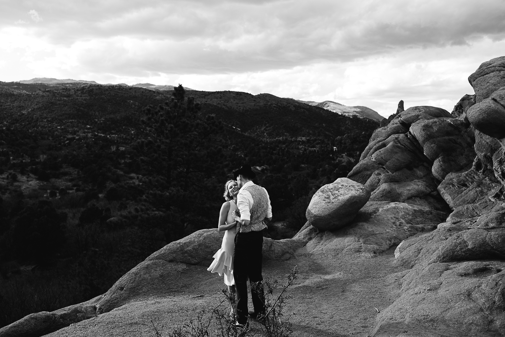Elizabeth-and-Ryan-GardenoftheGods-Thewarmtharoundyou-44.jpg