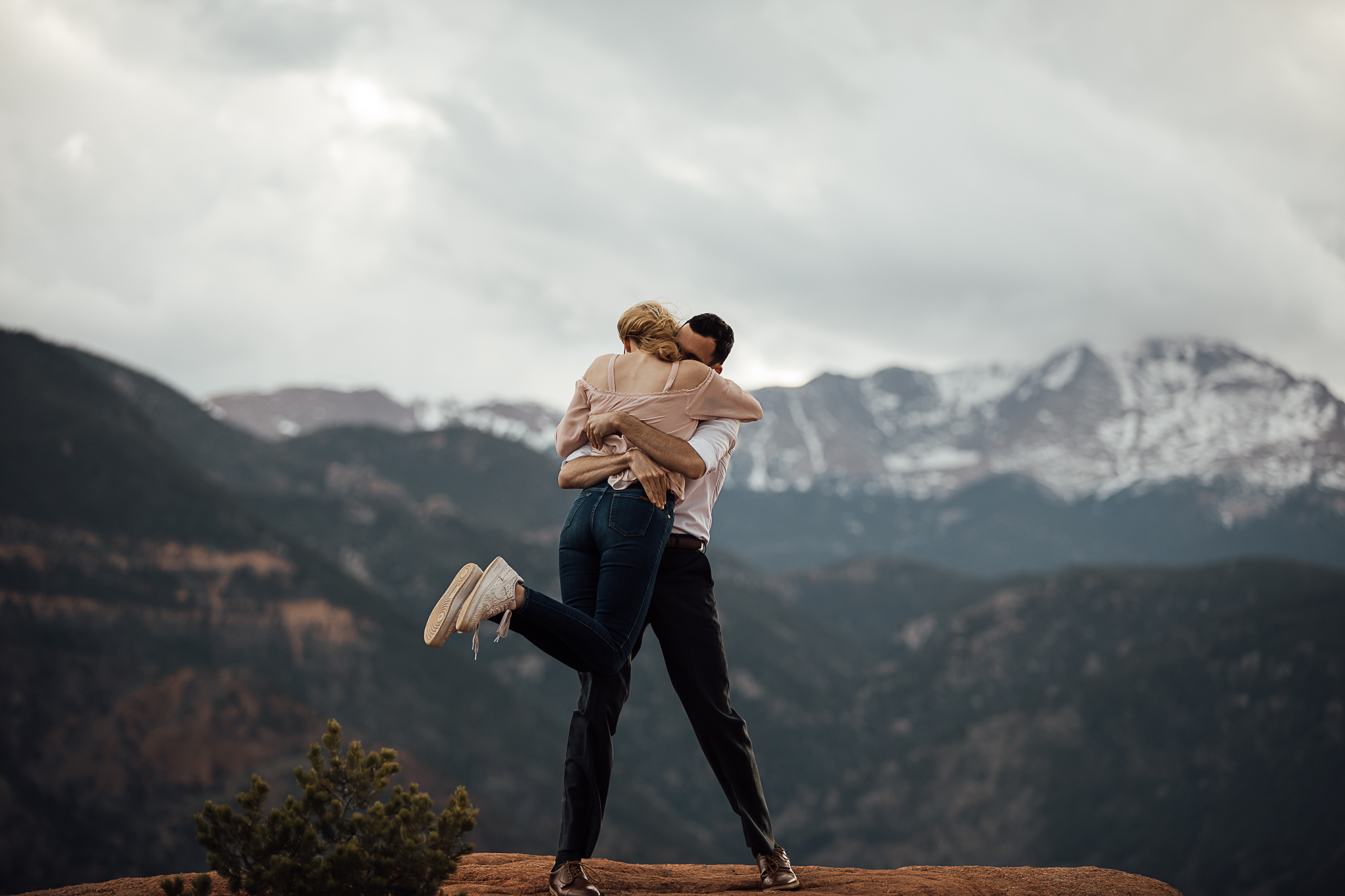 Elizabeth-and-Ryan-GardenoftheGods-Thewarmtharoundyou-98.jpg