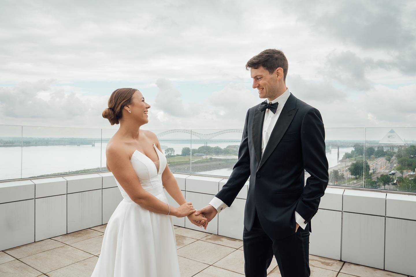 When the rain moves out just in time for your first look overlooking the the River, you know it&rsquo;s going to be a perfect day! Ashley and Mike&rsquo;s wedding party was the perfect hype squad, their ceremony at @thekentmemphis was stunning as alw