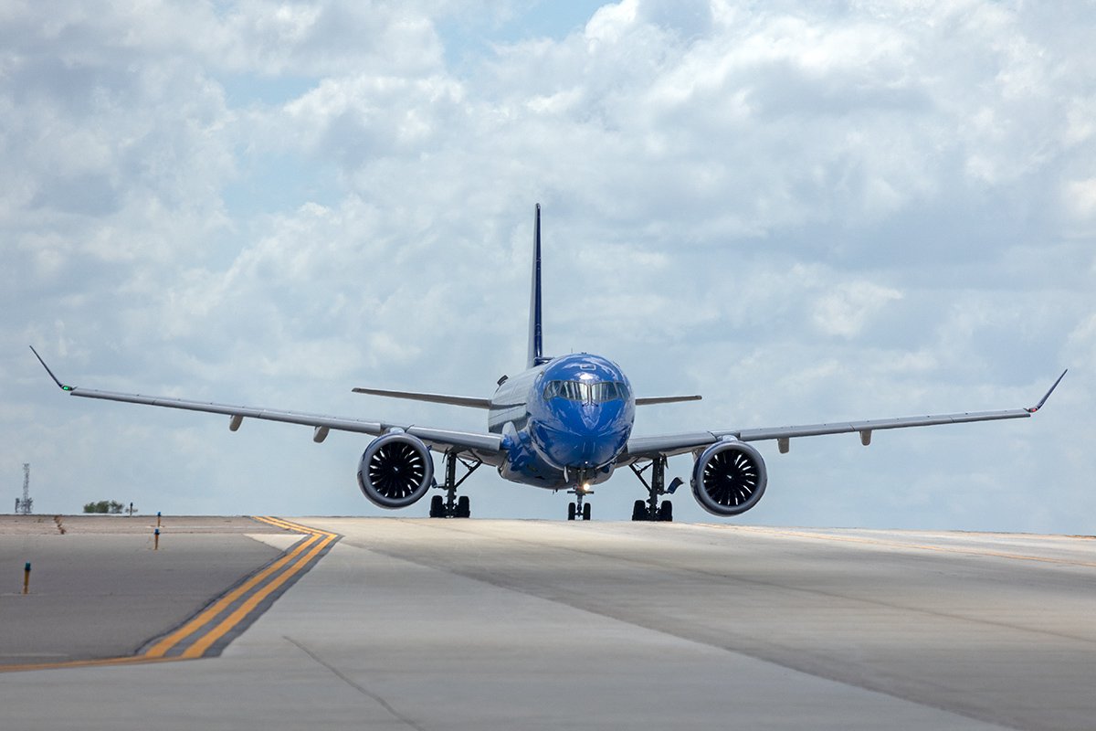  Airplane on Taxiway Bridge. 21681_TPA626 
