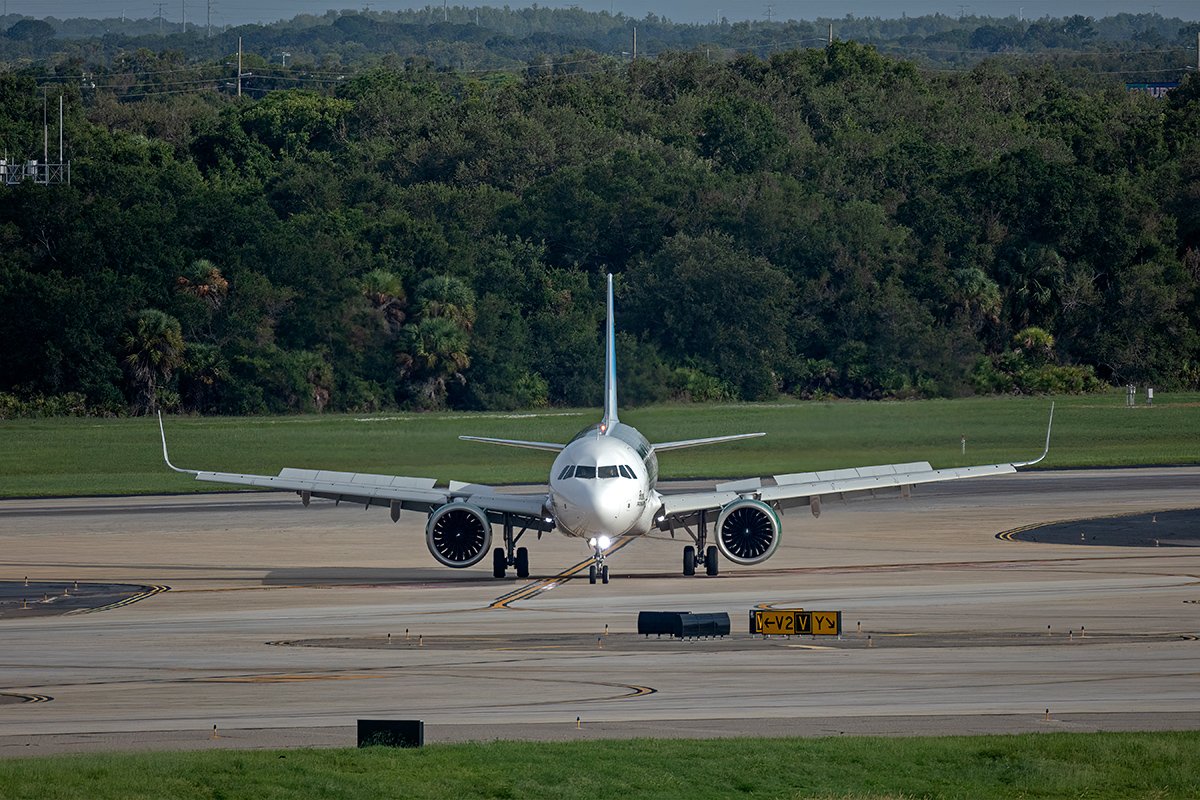  Aircraft on Taxiway. 39466_TPA726 
