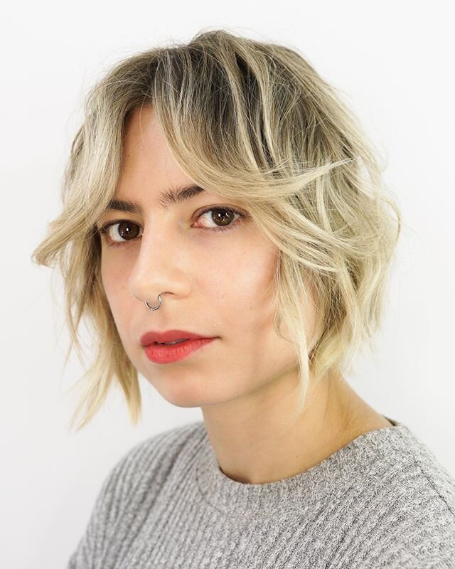 Taking the time to catch up on all the content I&rsquo;ve been hoarding.😝
Here is @michaelinemoore in her shaggy new do and Fresh #foilayage ✨
.
#beehash #shorthairdontcare #fringebangs #bardotbangs #shagbangs #hairdressermagic #dahair #btconeshot20