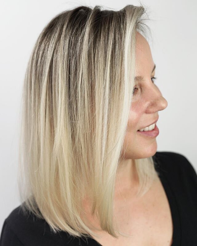 When the money piece is poppin✨🌟✨
.
#brightblondehair #hairstyleideas #balayagist #balayageobsessed #nomorebs #ittakesapro #lobhaircut #hairstyleoftheday #behindthechair #btconeshot2020_balayage #straightbalayage #shorthairideas #mediumhairstyles #f