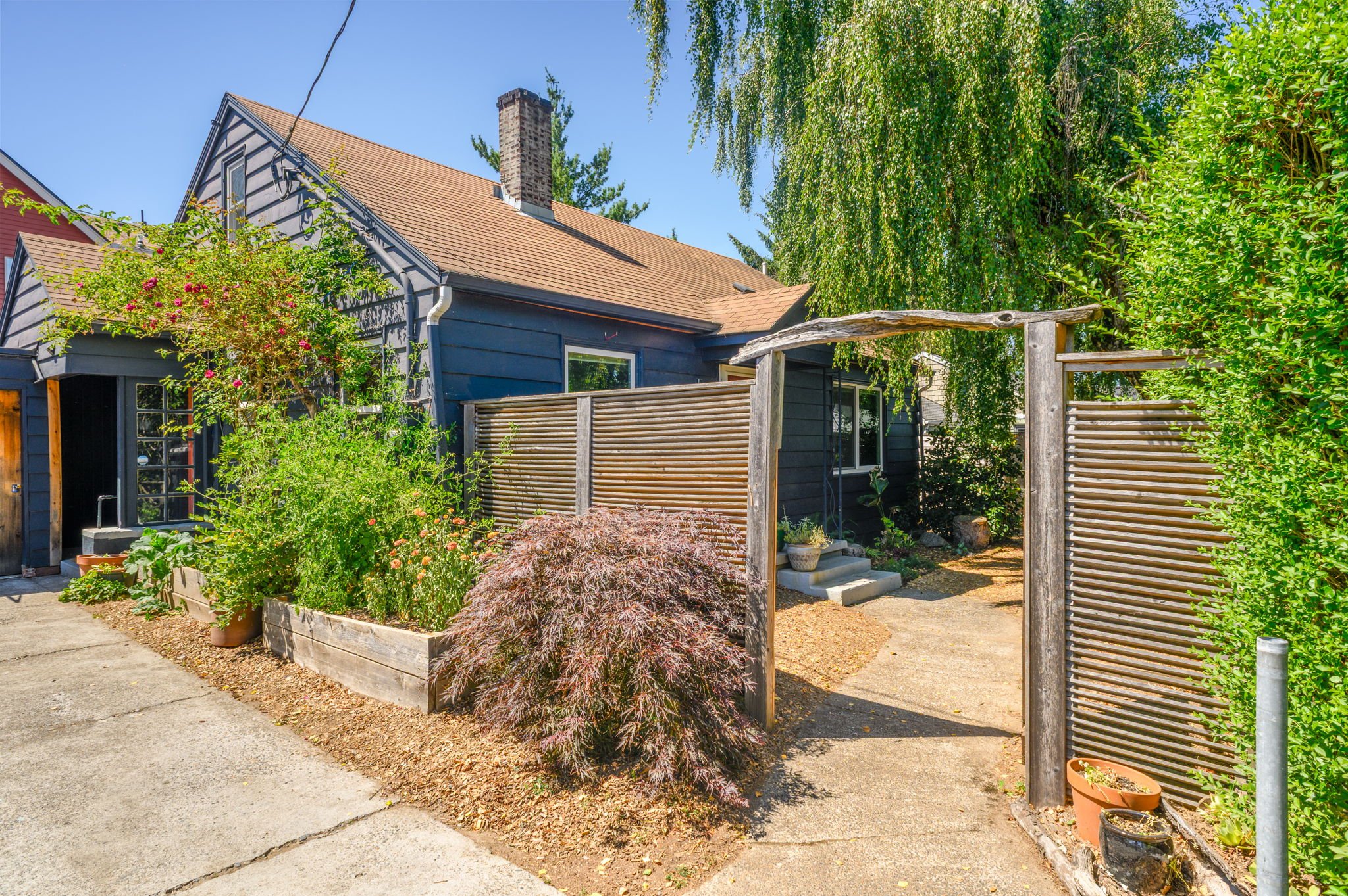 2-web-or-mls-5525 NE 45th Ave-2.jpg