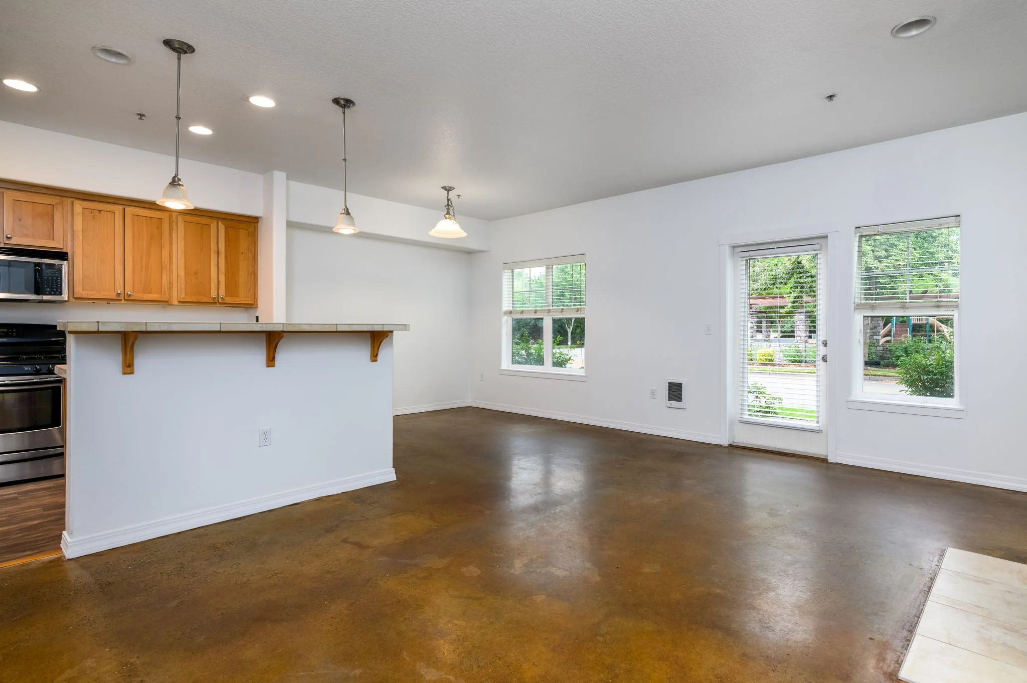 4-web-or-mls-10651 NE Red Wing Way #102-4.jpg