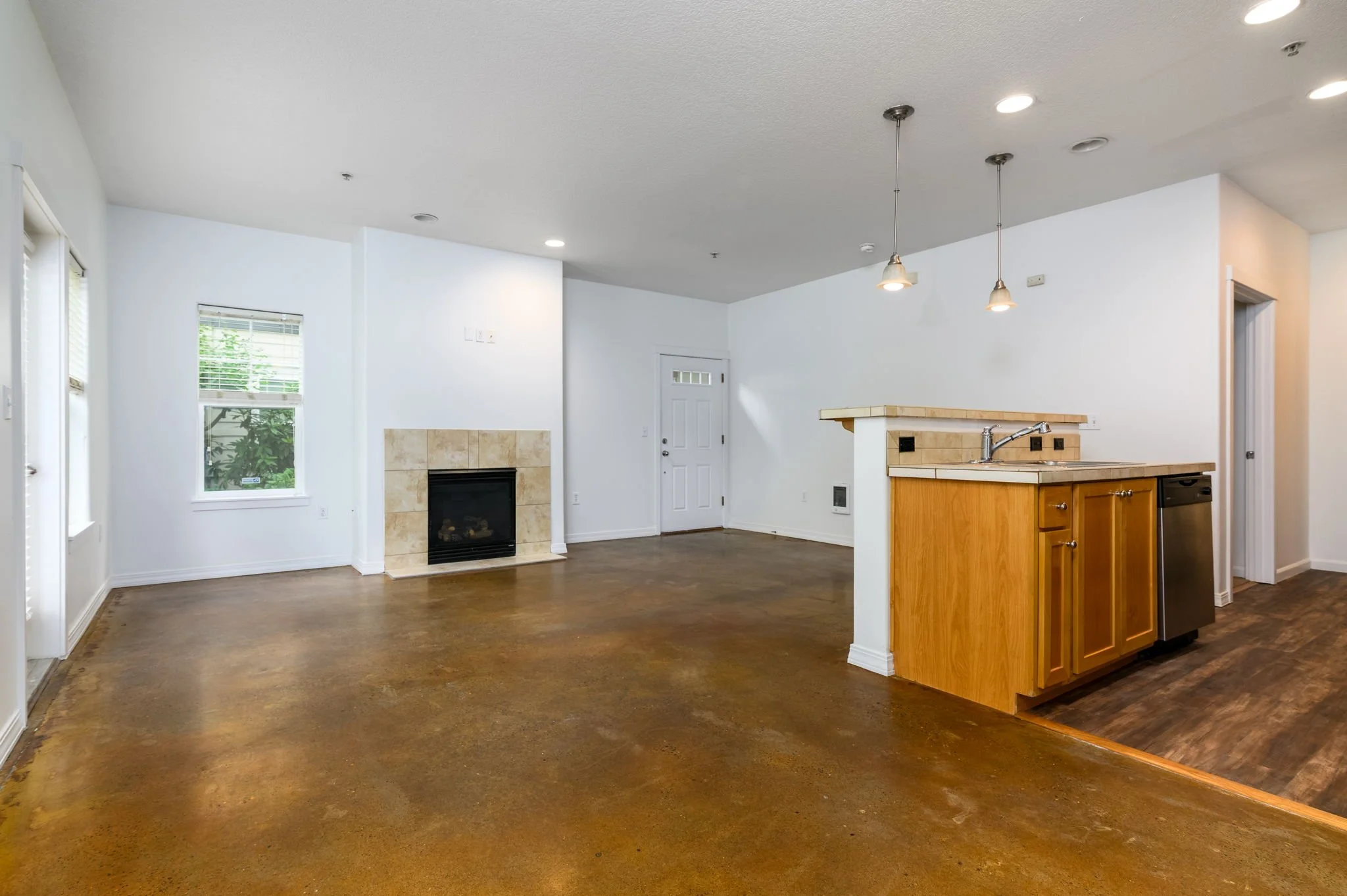 6-web-or-mls-10651 NE Red Wing Way #102-6.jpg