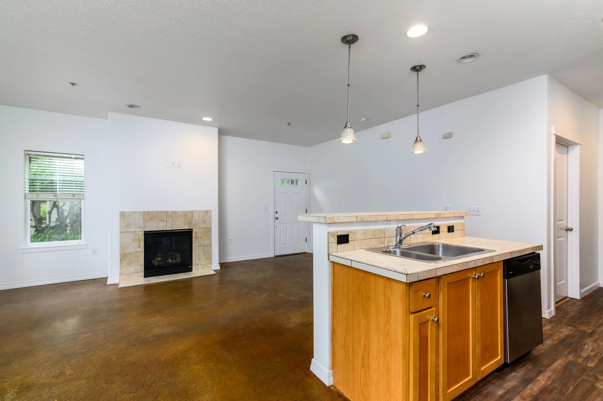 7-web-or-mls-10651 NE Red Wing Way #102-7.jpg
