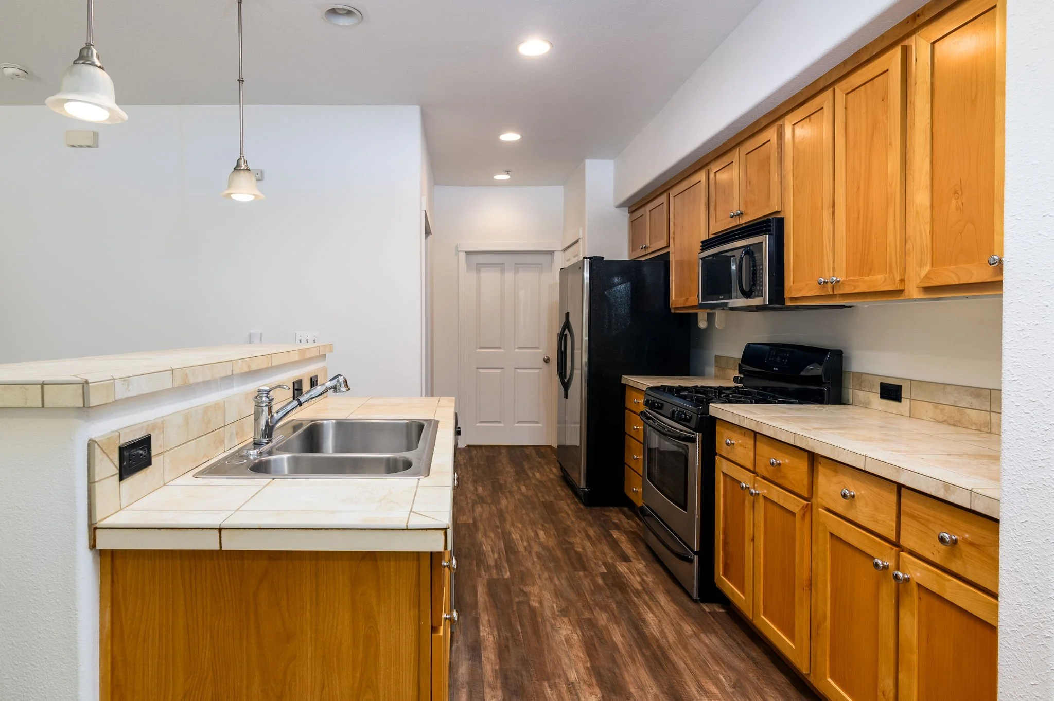 10-web-or-mls-10651 NE Red Wing Way #102-9.jpg