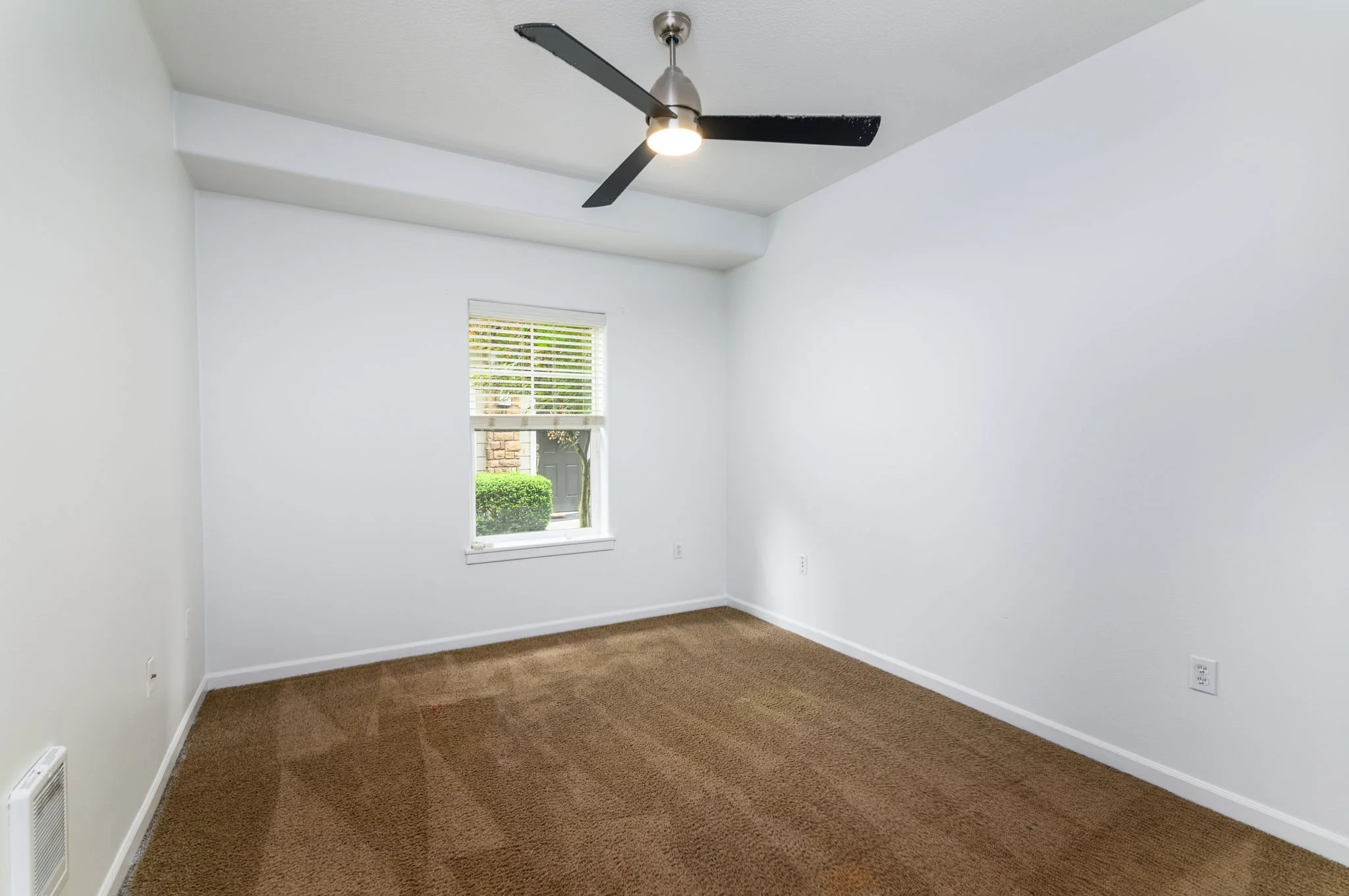 12-web-or-mls-10651 NE Red Wing Way #102-12.jpg