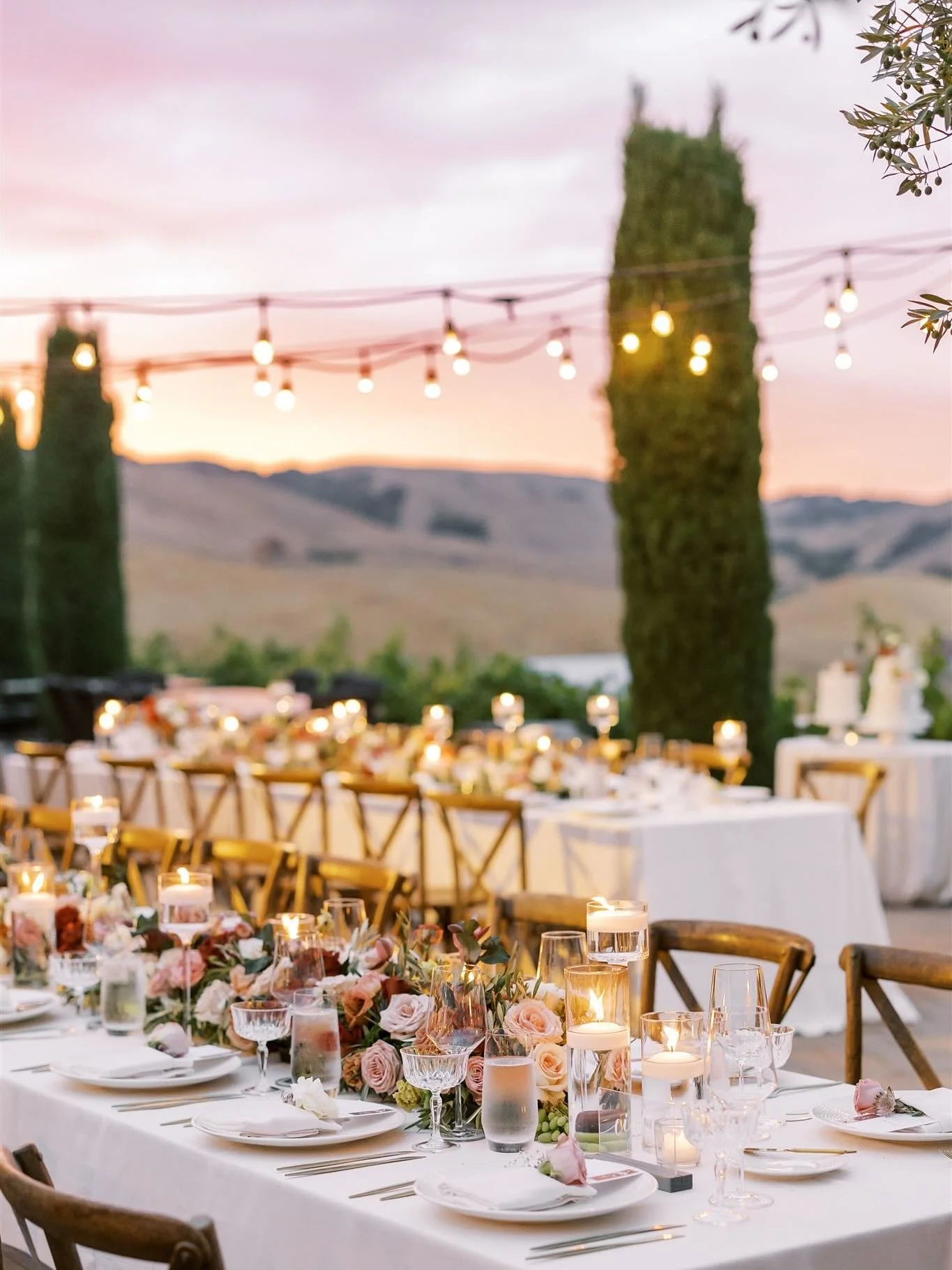 2 years ago under the glowing Sonoma skies&hellip; 
a night for the books!! 
@swooperstar86 
@brookeswoope_ 
🤍🤍🤍
.
.
.

Photo @hannahberglundphotography 
Venue @viansasonoma 
Video @goodcostudios 
Floral @blooms_and_twiggs 
Entertainment @hipservi