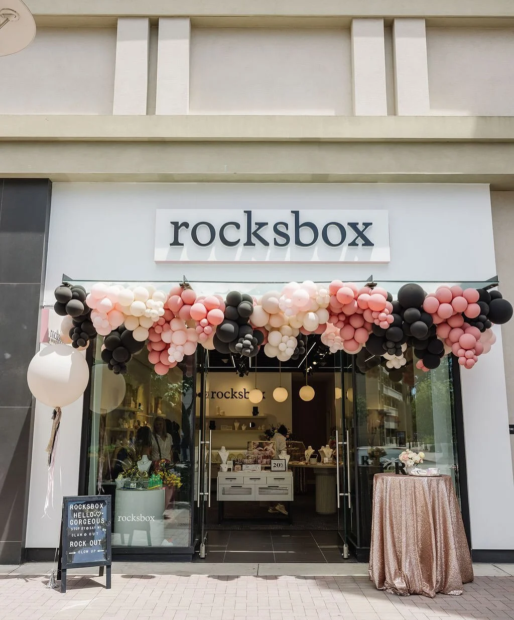 This Summer I had the pleasure of working with the awesome @rocksbox team on the opening of their Broadway Plaza Walnut Creek store location. Loved all the special custom details for the opening week! 

From a subscription jewelry company to an in-pe