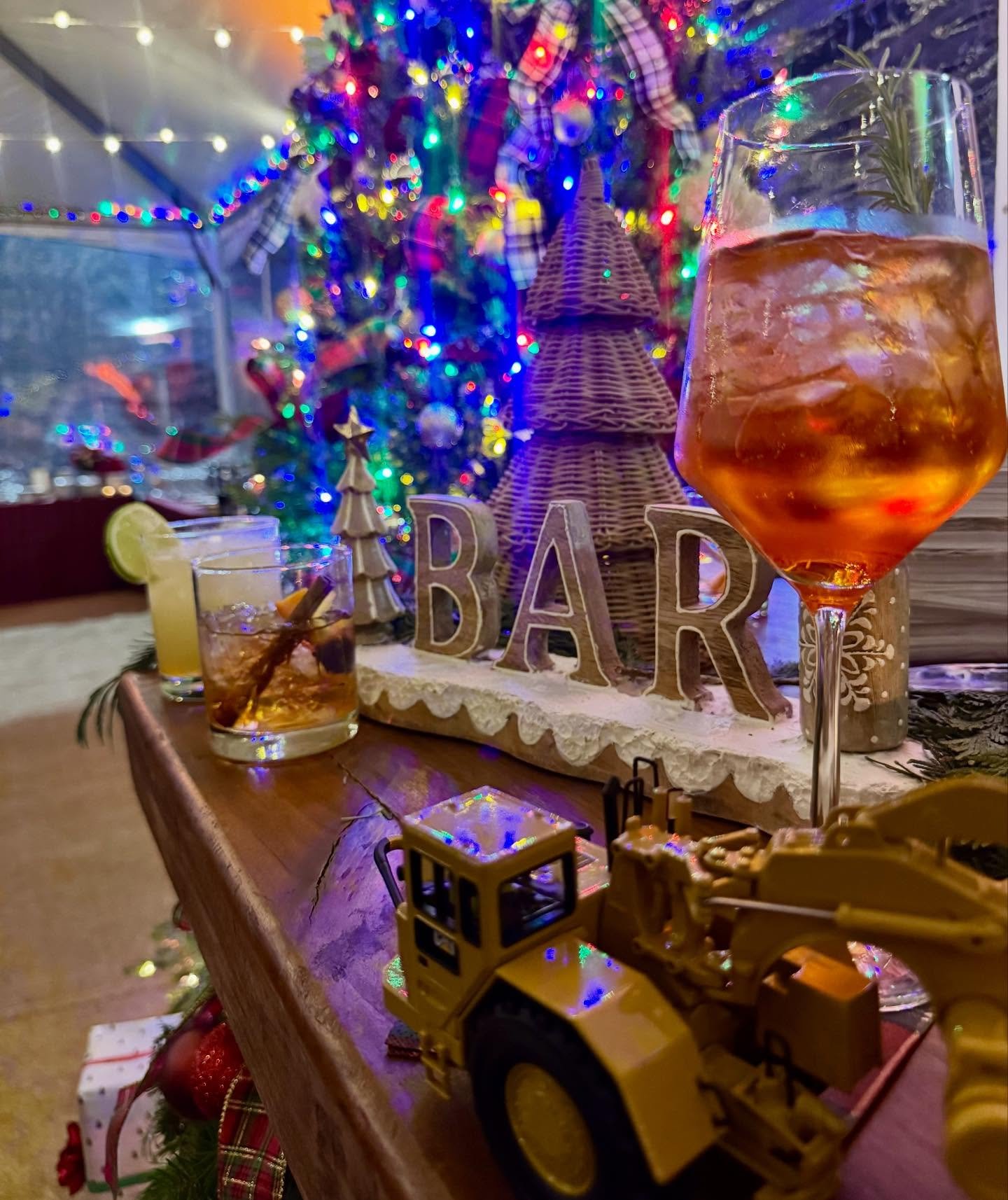 Festive bar moments are always a good idea 🚜🍹
.
.
.
@coastcatering 
@tmcordova 
@luandfaye