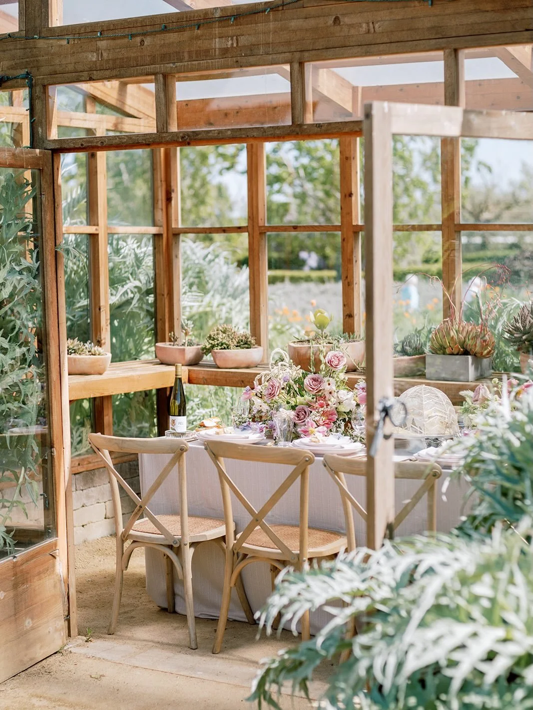 Spring brunch in Sonoma with great friends is always a good idea! 

Lovely florals by @bellevuefloralco 
Print @shimmerandstain 
Rentals @brighteventrentals 
Linens @napavalleylinens 
Photos @catherine_leanne 
Food and drink @folktablecatering 
Wines