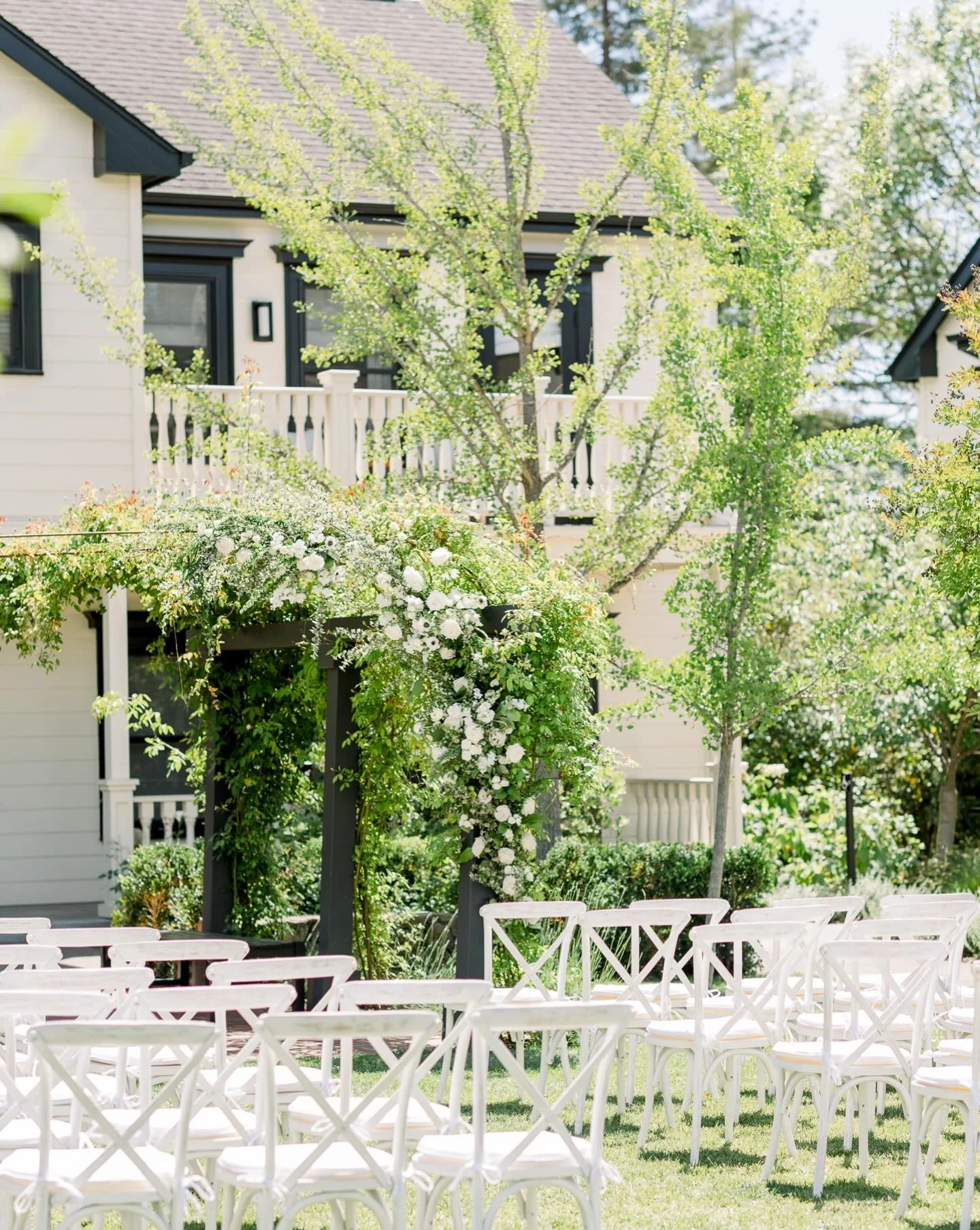 I always encourage matching style and setting! 
Simple elegance at @macarthurplace for an intimate celebration. 
.
.
.
With @caitlinoreillyphotography 
Floral design @jbloomsfloral 
Rentals @brighteventrentals 
.
.
.
#sonoma #macarthurplace