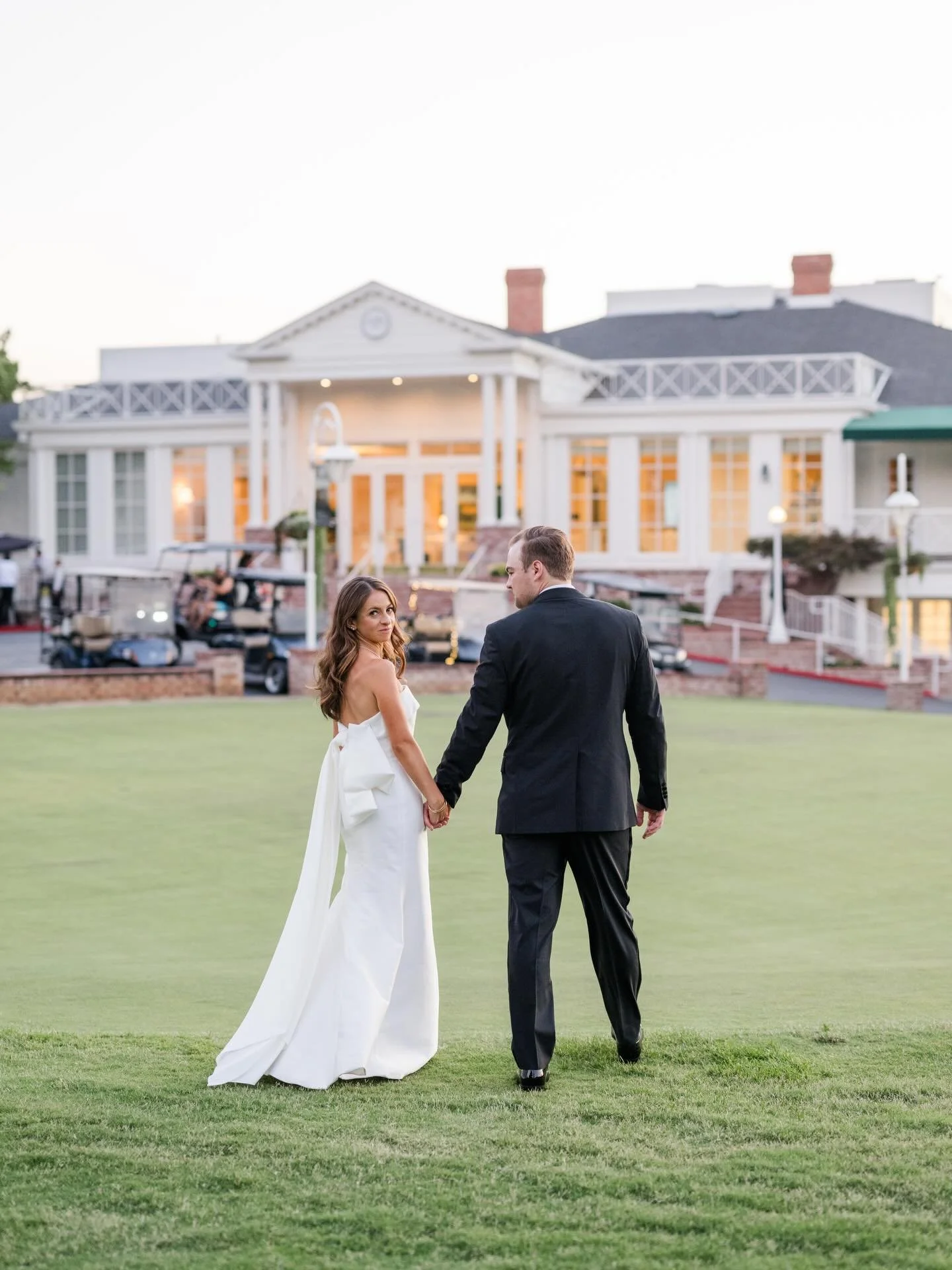 We&rsquo;re off to Charleston and Augusta Georgia for The Masters ⛳️ &hellip; I&rsquo;ll be soaking in all the Southern charm! 
.
.
.
@suzannekarpphotography 
@lynetteboyle 
@caitlinoreillyphotography 
@theedgeswed