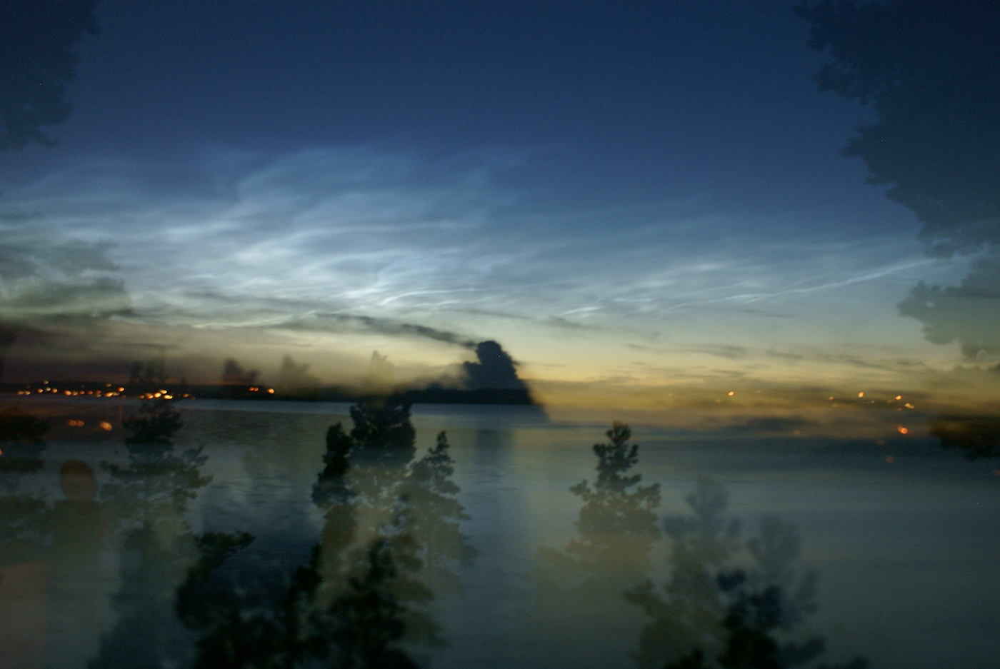 Magi uppstår där sinnet är öppet. Här vill jag dela med mig av en smått magisk nattbild över Erstaviken. På himlen uppstod denna natt sk nattlysande moln