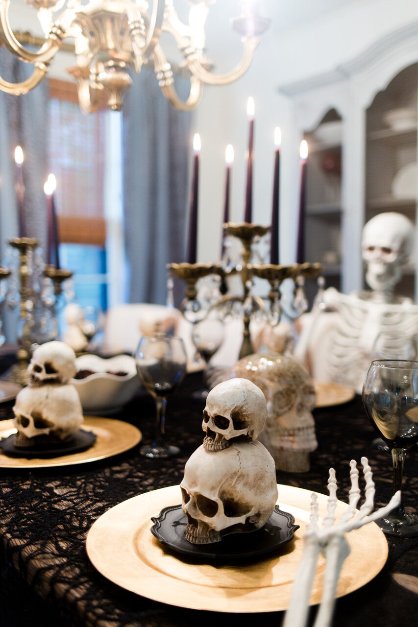 Black and White Table Top Ideas for an Elegant Halloween Dinner