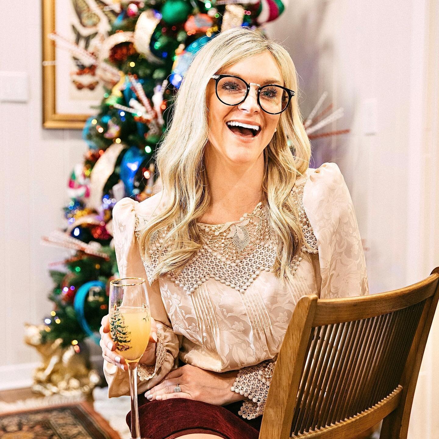 What&rsquo;s your favorite holiday cocktail?! What are y&rsquo;all drinking this cozy winter month? 

🏠 @pettigrew_adventures 📷 @madi4kgp